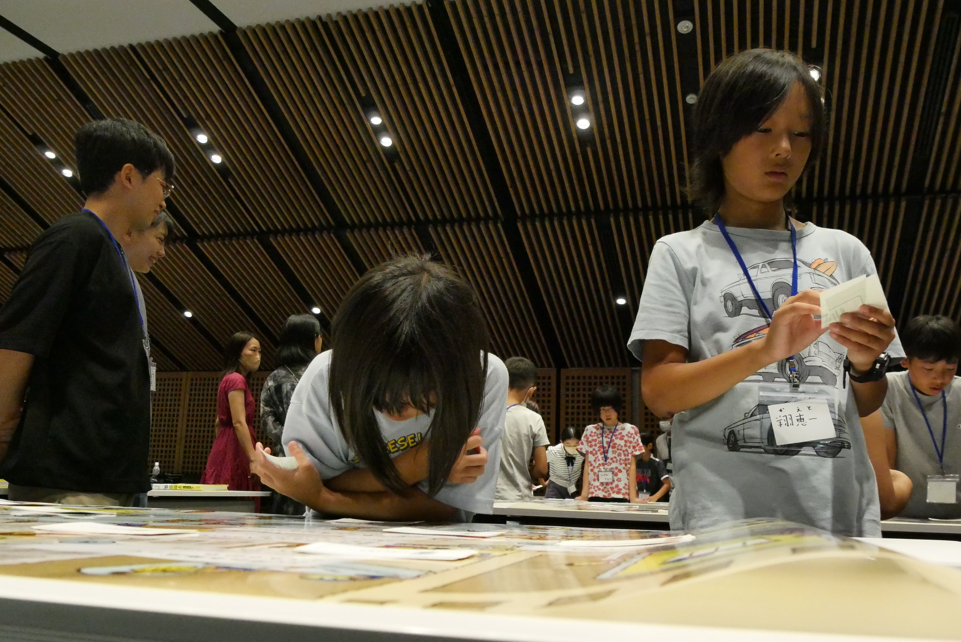 ▲さまざまな「問い」を吟味する参加者たち。