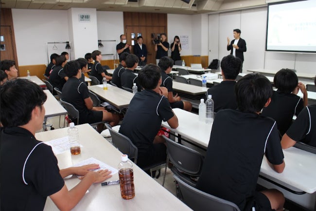 前半は杉本による認知症教育の出前授業を実施