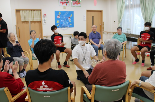 「愛の家グループホームさいたま中島」でのご利用者との交流の様子