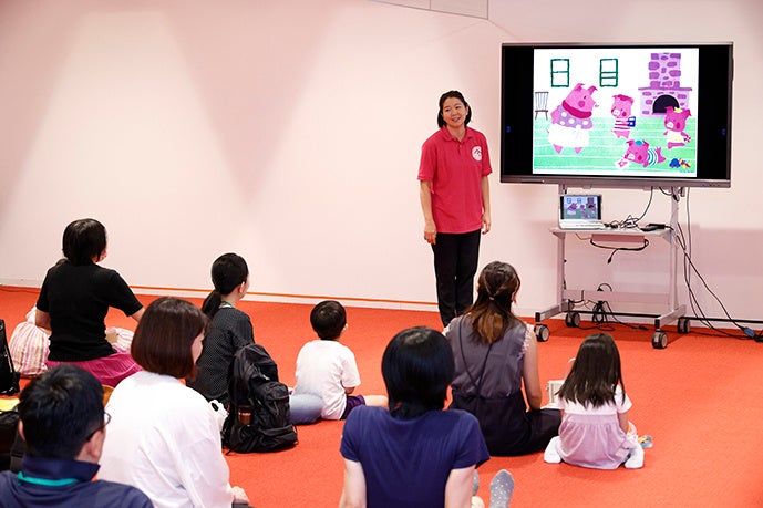 3匹の子ブタの童話を通して、簡単な英語フレーズを話してみるプログラムを体験。 お話の世界に浸ったり、歌に合わせて体を動かしたりと、 親子でめいっぱい英語遊びを楽しみました