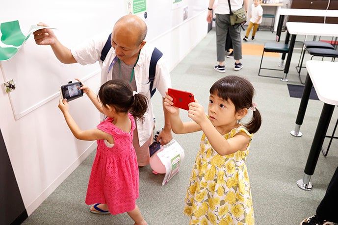 こどもえいごずかん、さんすうランド、かいものストリート、ドラゴンドリル、ナニコレンズの人気の５つのアプリで楽しくお勉強。ナニコレンズのコーナーでは、部屋に隠れた生き物の写真をパシャリ