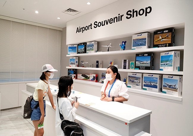 空港のお土産売り場、レストラン、ファストフード店、ホテルのロビーなど、館内では9つのエリアが体験できる。初対面の外国人スタッフに緊張しつつも、徐々にうち解けて楽しむ様子が見られた