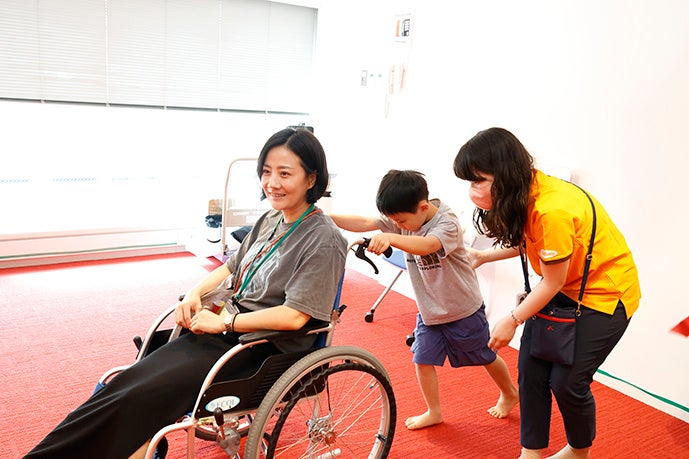 車いすを押すなど、さまざまな介護のお仕事を体験。 慣れない手つきで一生懸命お手伝いしたあとには、ご褒美として景品をゲット