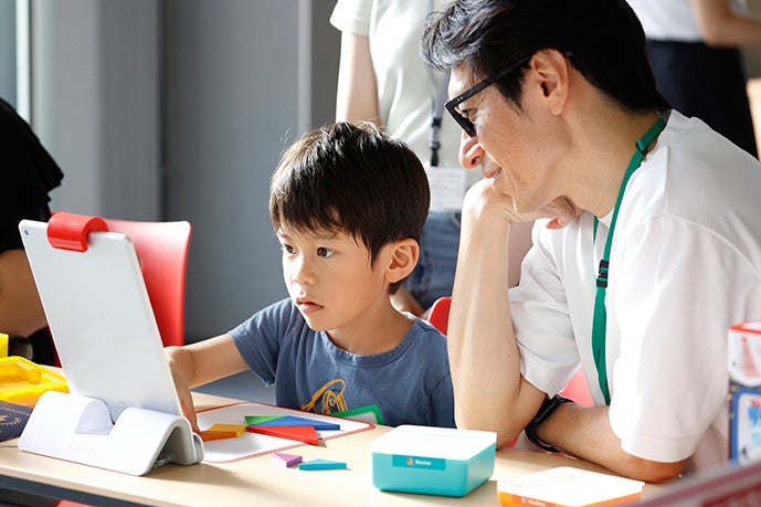 iPadと付属のパーツを使って英語や算数遊びを体験