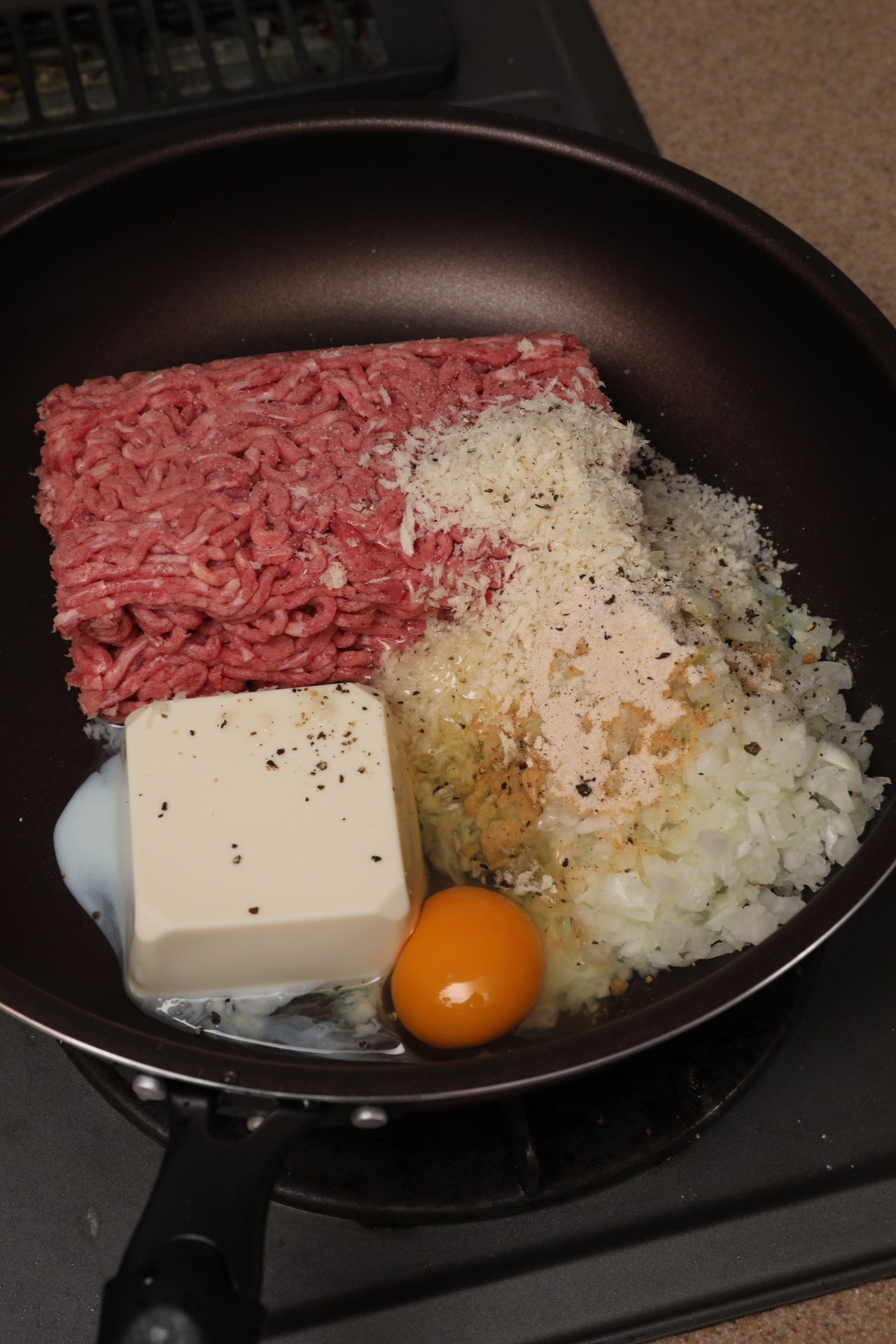 ▲下準備ゼロでフライパンに材料をブッ込む！豆腐もひき肉もパックから直接ドーン！