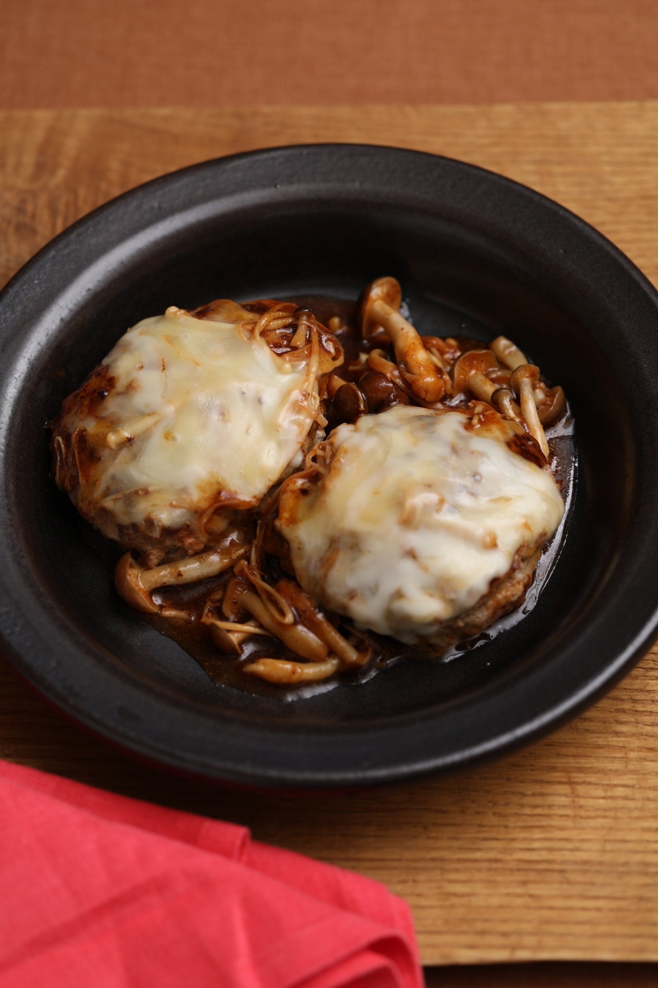 ▲最後にとろけるチーズをのせて煮込むから、ひっくり返して焼くときはちょっとくらい失敗してもへっちゃら。ふんわり、とろ～り、これ絶対旨いやつ！「ワンパン豆腐ハンバーグ」