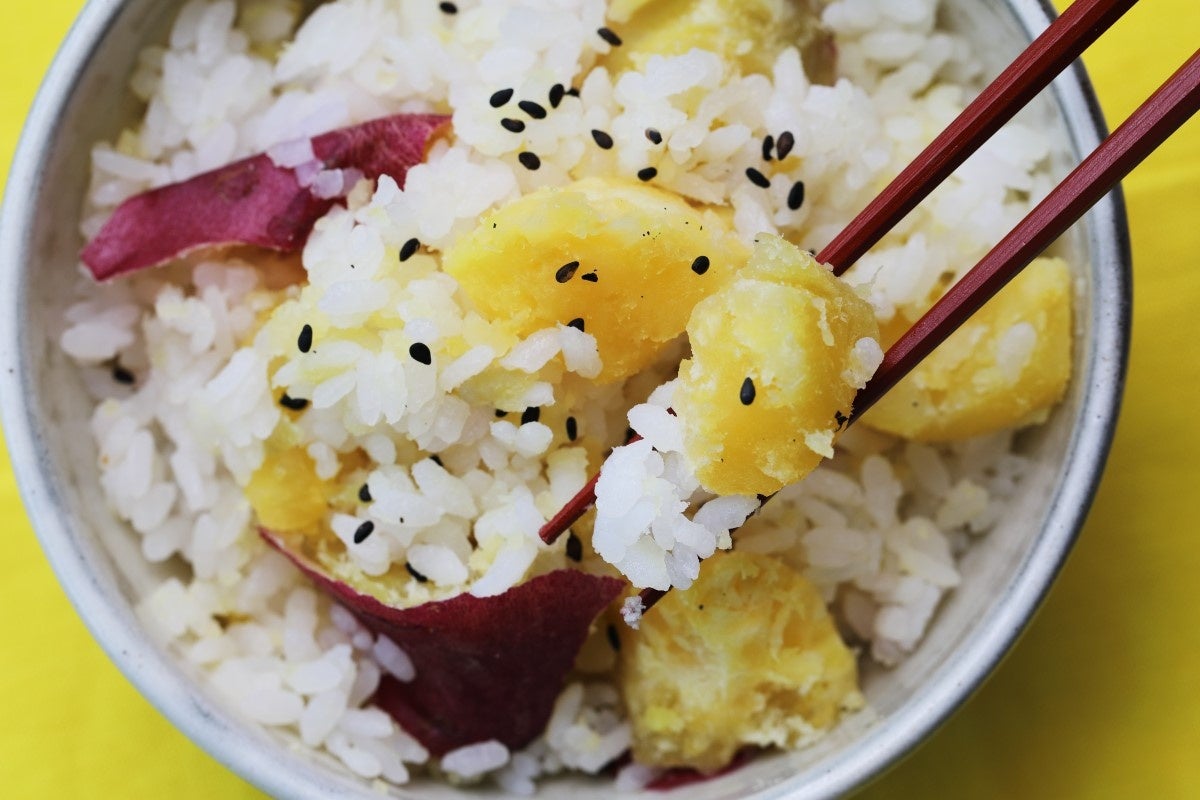 ▲ほっくほくの「さつまいもごはん」。炊き上がりにバターをのせて、ごまをふるだけでウマー