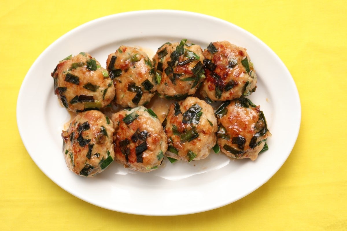 ▲包丁もまな板もボウルも使わない！照りっ照りの甘辛だれが旨すぎる「ワンパンつくね」