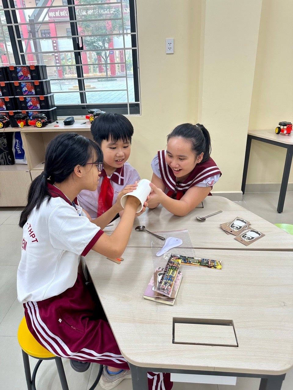 ▲寄贈式後は、STEAMの授業や校内見学を行い、友好を深めました。