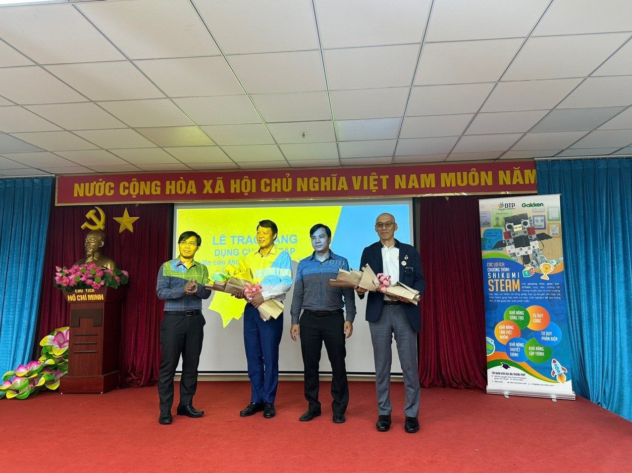 ▲2023年10月13日、寄贈時の様子。右から安達取締役(学研HD)、ヴァン副学長、フック社長(DTP社)、ソン副学長。