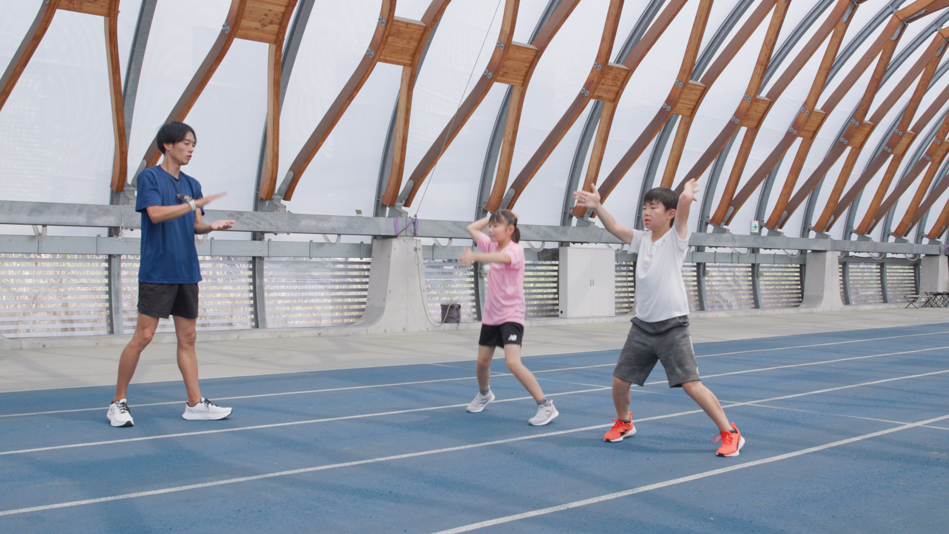 ▲アスリートから姿勢や脚の振り方を学ぶ！５０ｍ走は速くなるのか？！