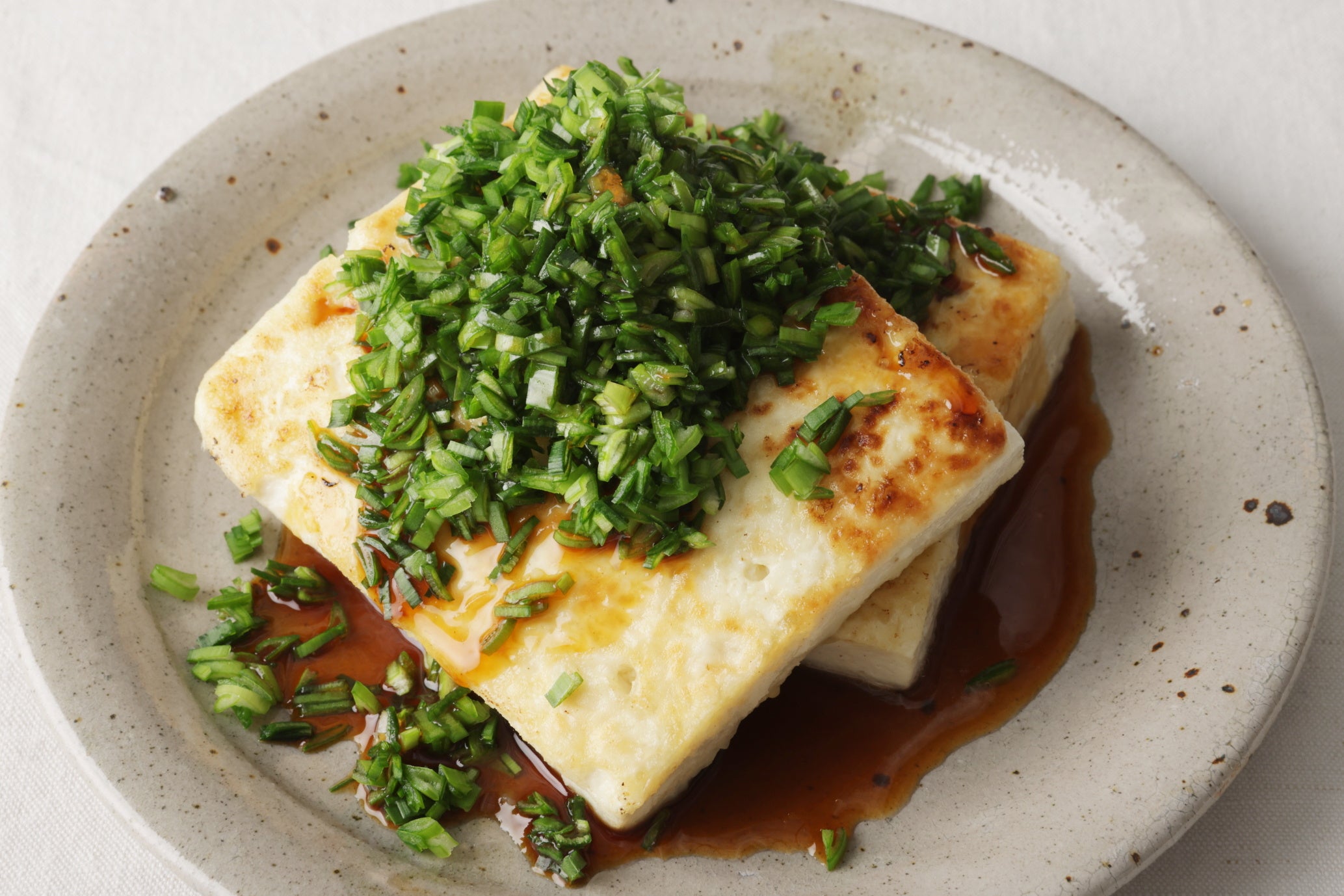 ▲豆腐とにら　ステーキにしてしょうゆだれで