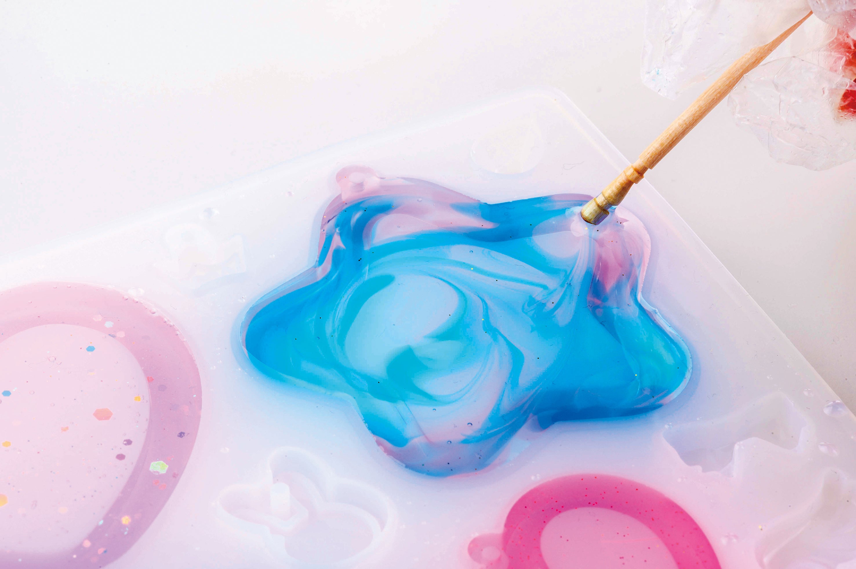 ▲複数の色を流しこんで少し混ぜるとグラデーションに！