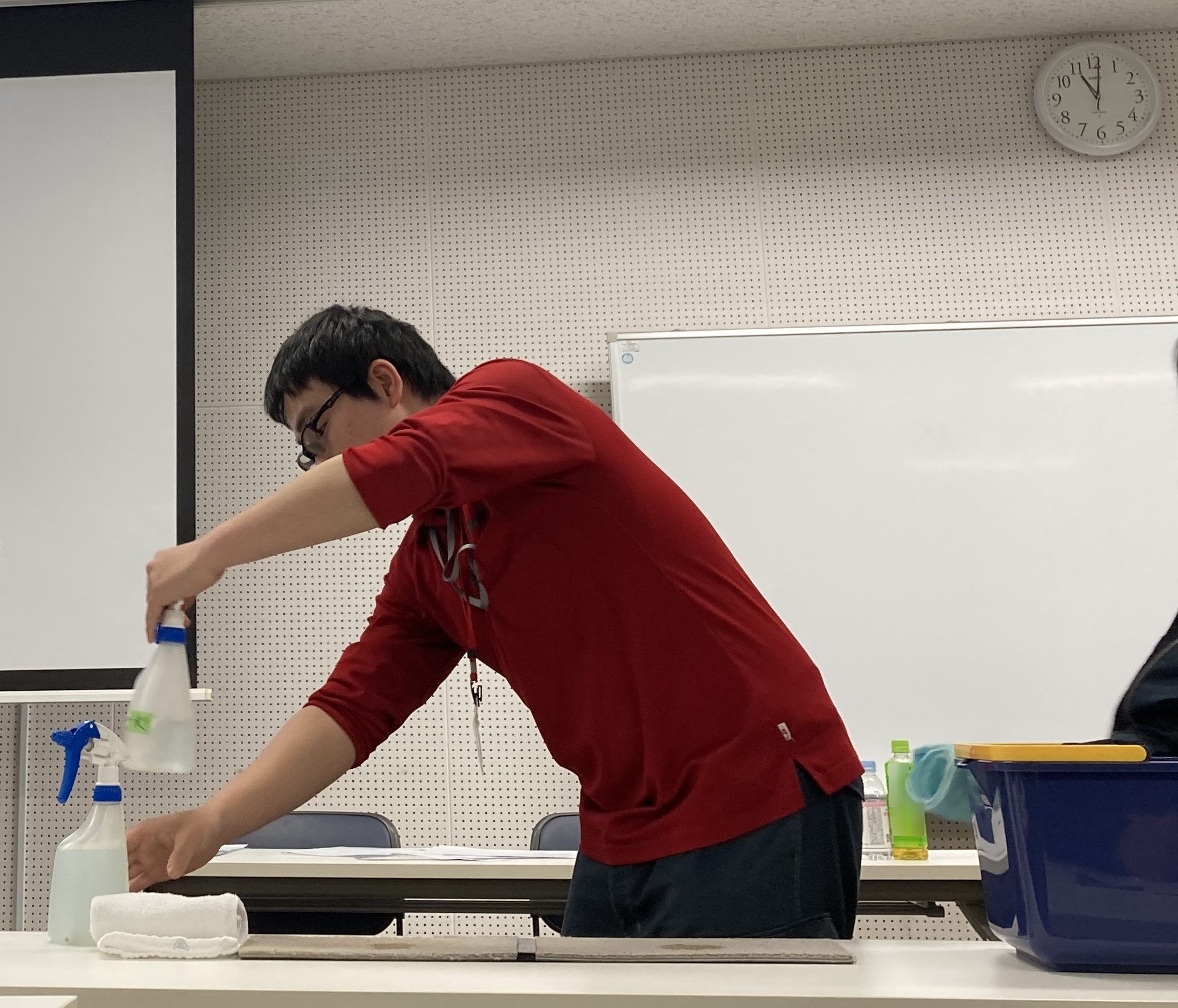 実際に汚れたカーペットを使用しての染み抜きを実演。水性の汚れをきれいに落としました。