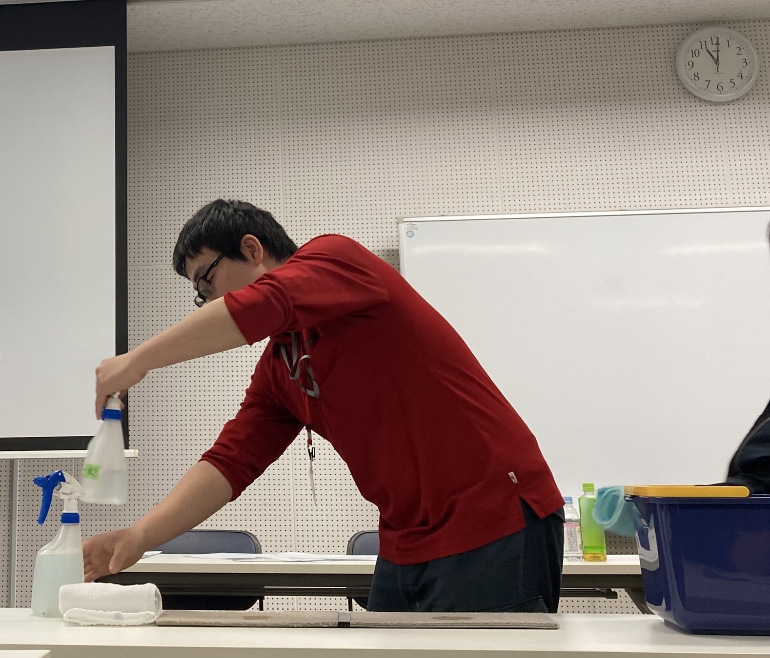 実際に汚れたカーペットを使用しての染み抜きを実演。水性の汚れをきれいに落としました。