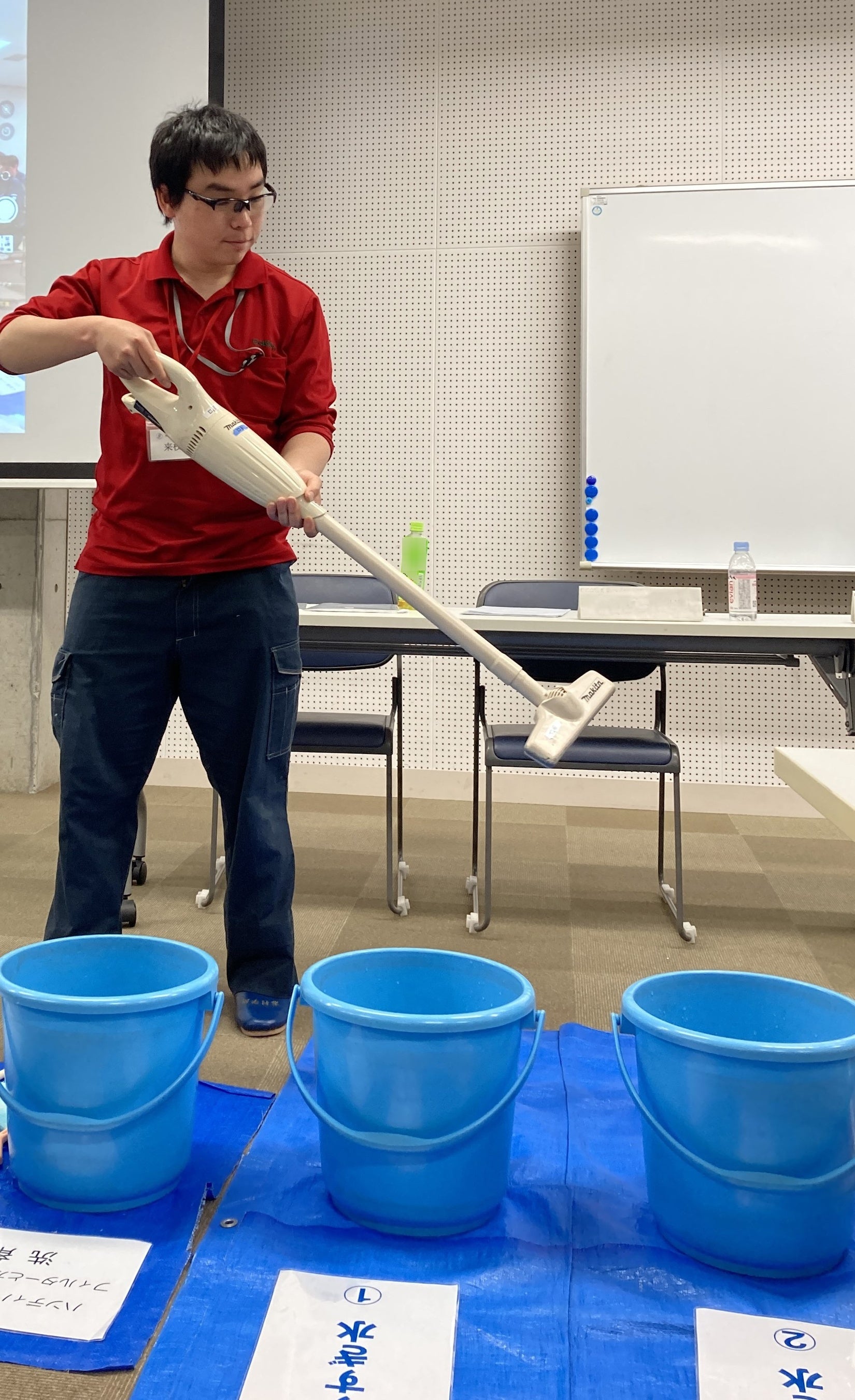 毎日使用する大切な清掃用具のハンディバキュームのメンテナンスを 丁寧に説明しました。