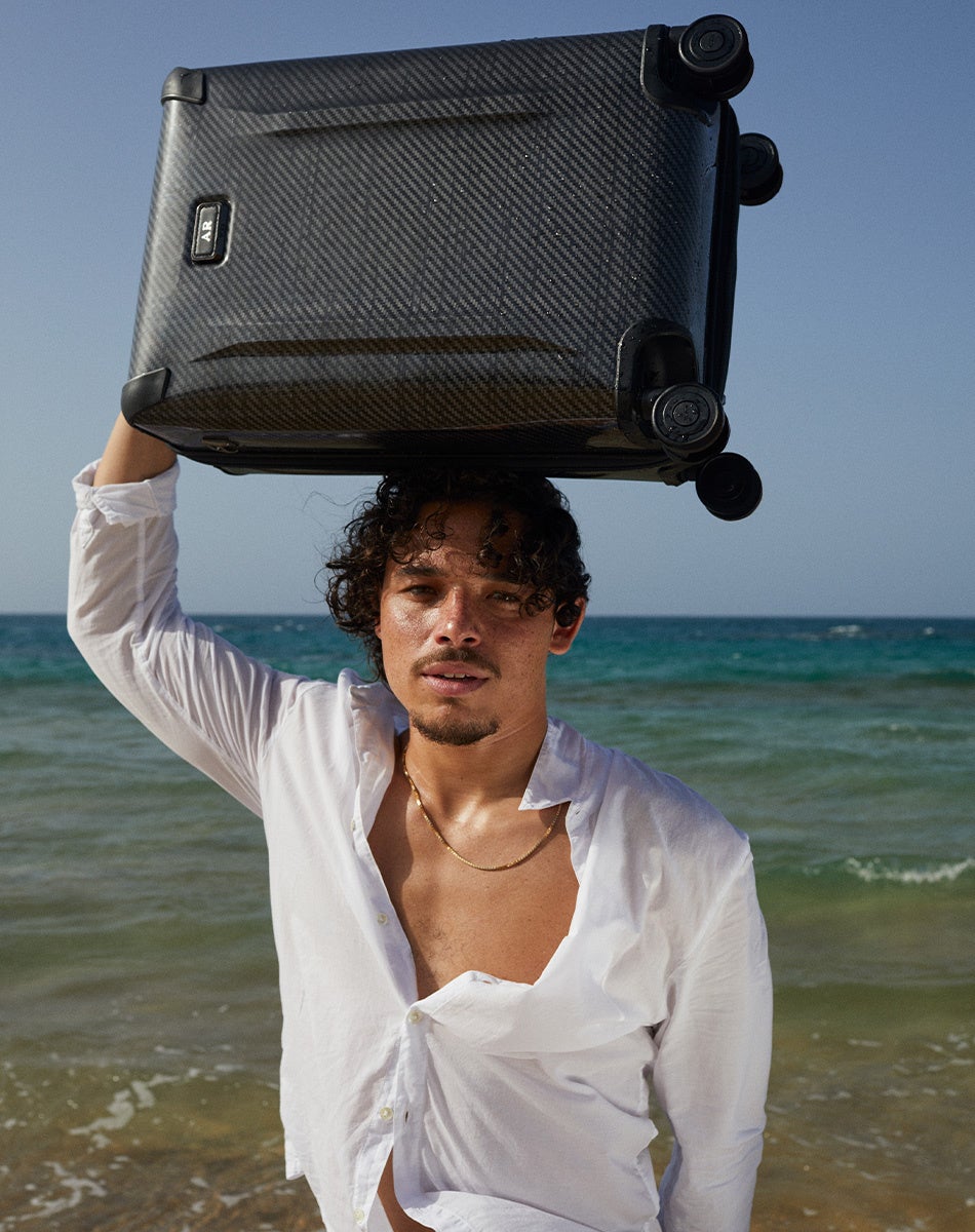 トゥミ ドキュメンタリースタイルの2022フォール広告キャンペーン