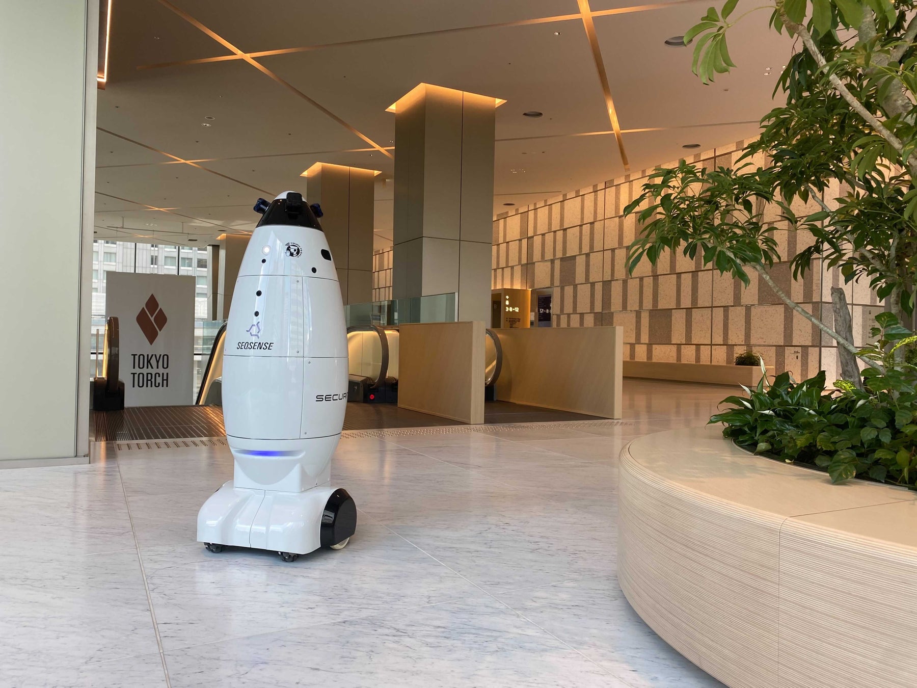 ▲国内で実稼働中の警備ロボット『SQ-2』