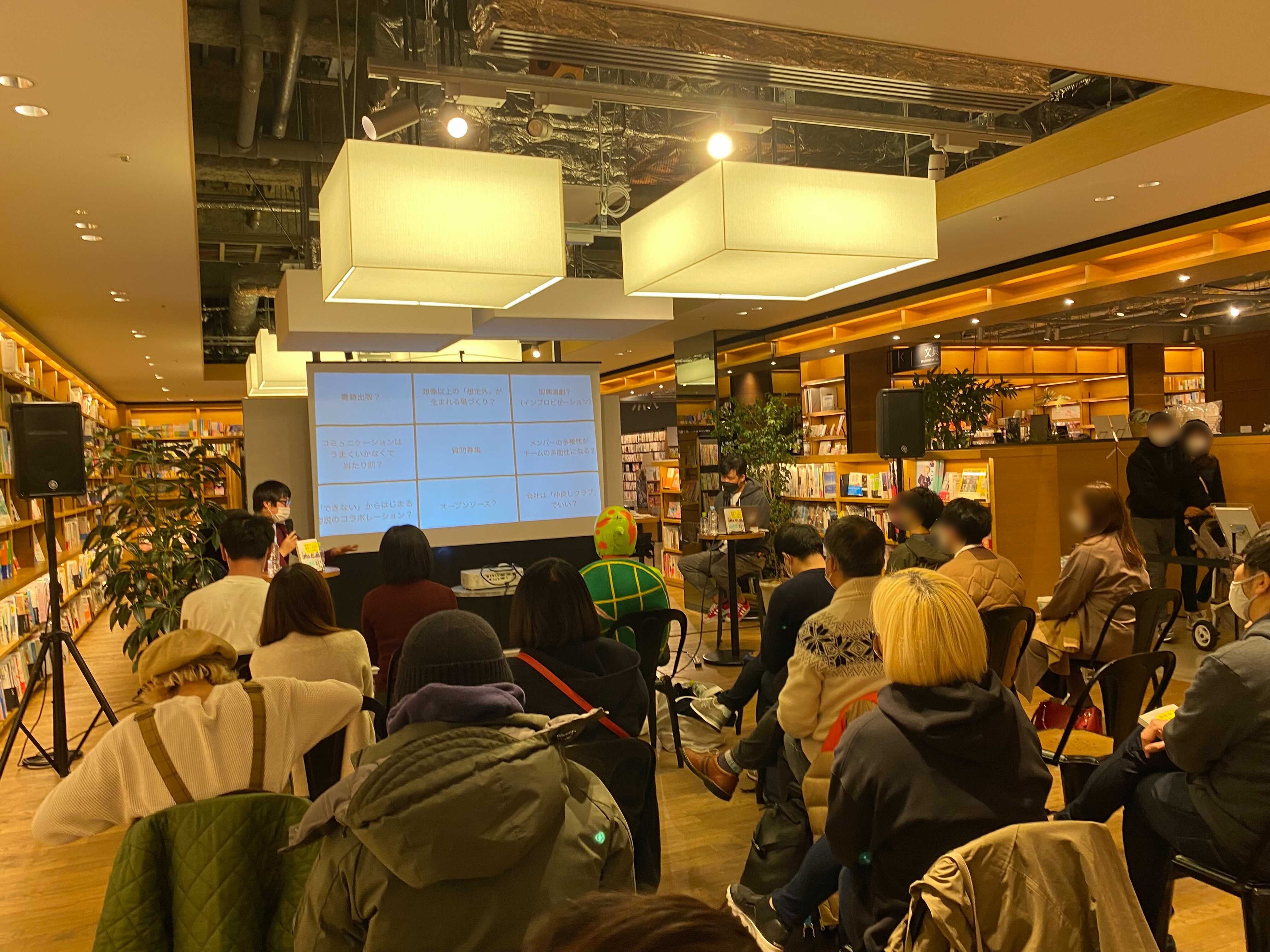 人数制限を設け、椅子の間隔を通常の2倍に開けたイベント会場