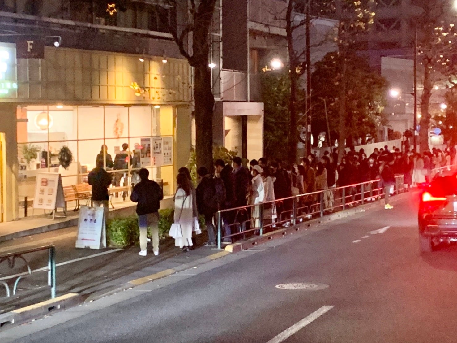 急遽追加販売されることが本人SNSにて伝えられると、すぐに新しい行列ができるほどの反響の大きさ