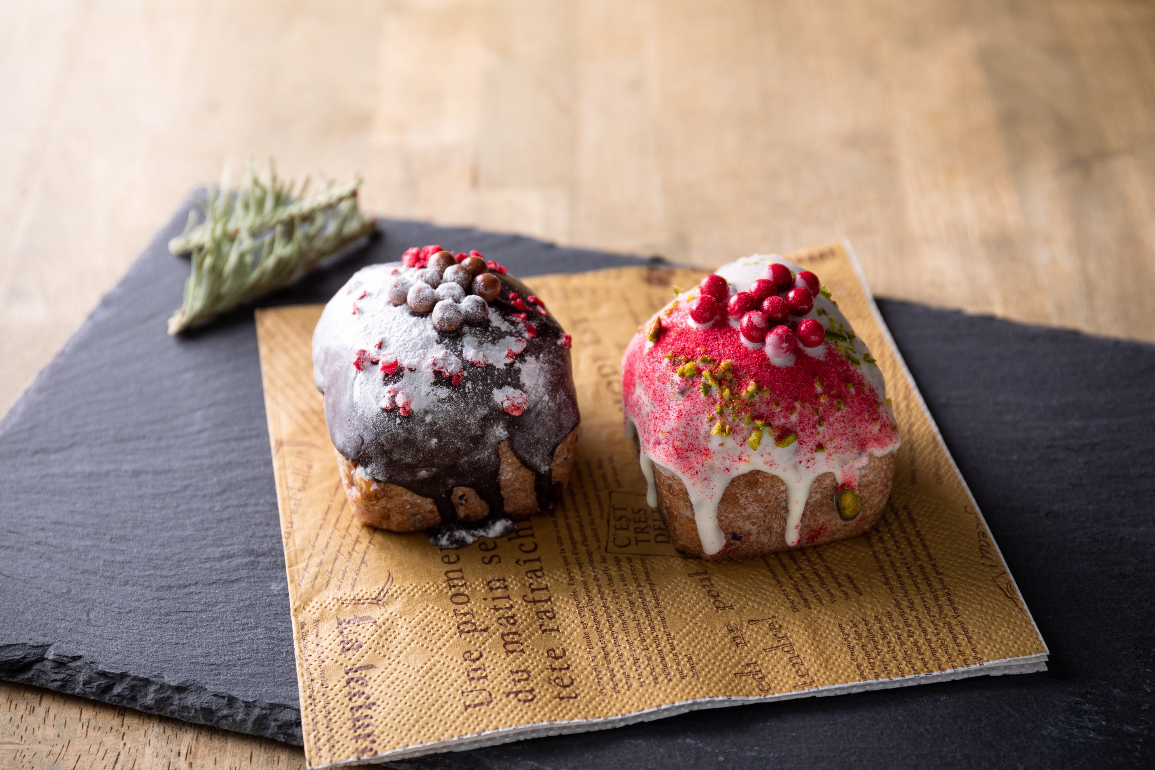 全粒粉くるみカカオニブ～ブラック～（左） 全粒粉くるみカカオニブ～ホワイト～（右）