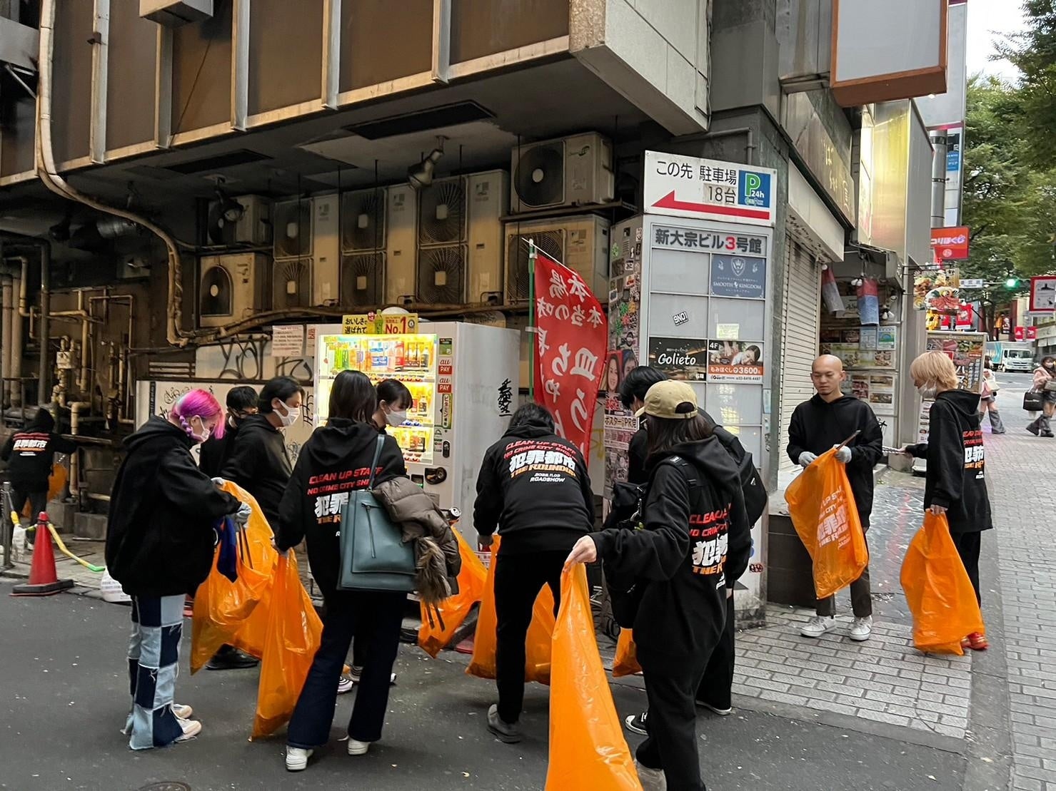 今回の活動では、『犯罪都市 THE ROUNDUP』の製作委員会から、早朝の肌寒い気温から身を守る「オリジナルパーカー」と掃除には欠かせない「ごみ袋」が支給され、チーム一丸となって活動を行いました。