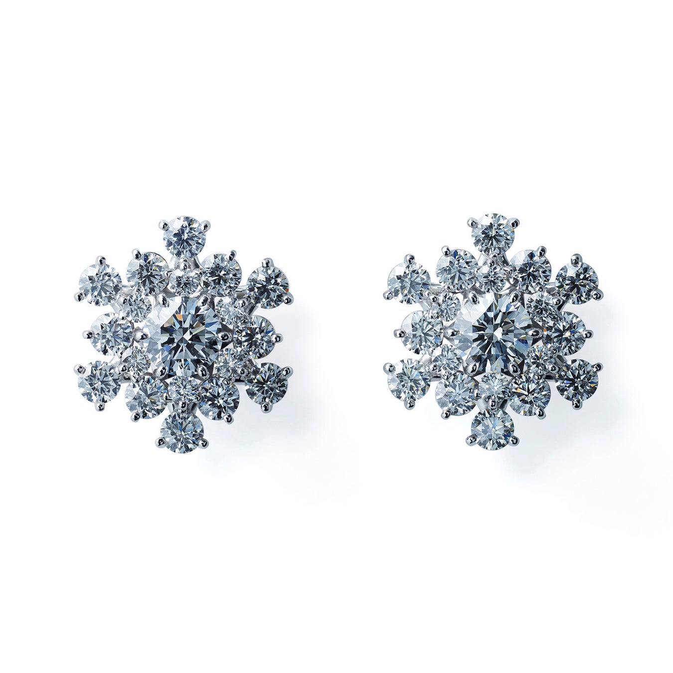 「花雪 HANAYUKI」。雪の結晶をデザインしたダイアモンドのイヤリング。(750WG, Diamond)