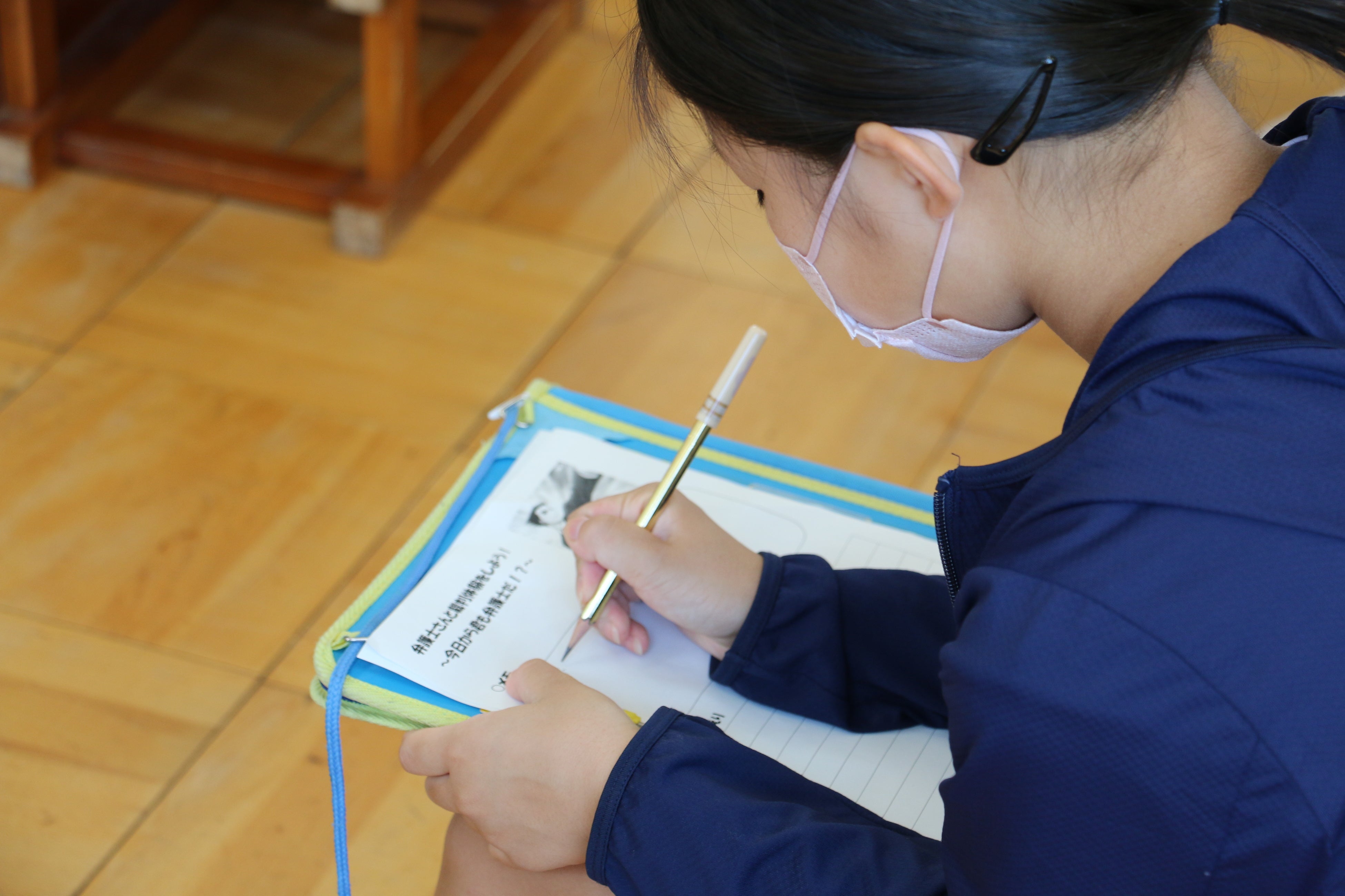 真剣にメモをとる様子