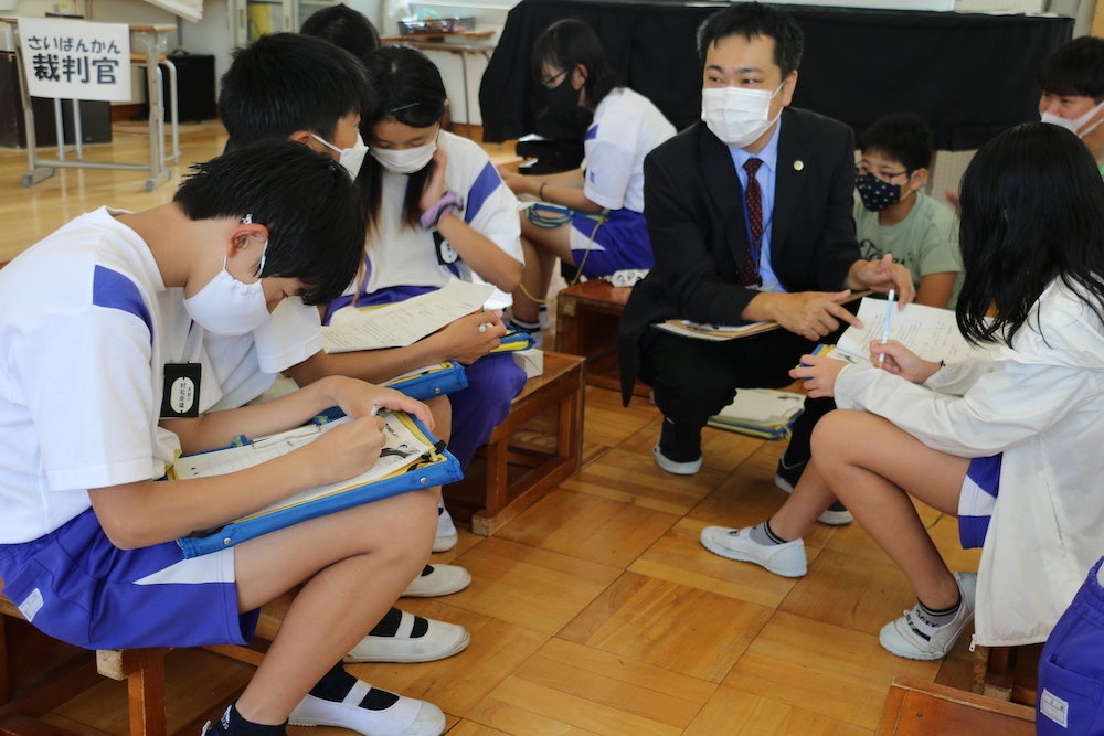 弁護士さんと一緒にグループで考える子どもたち