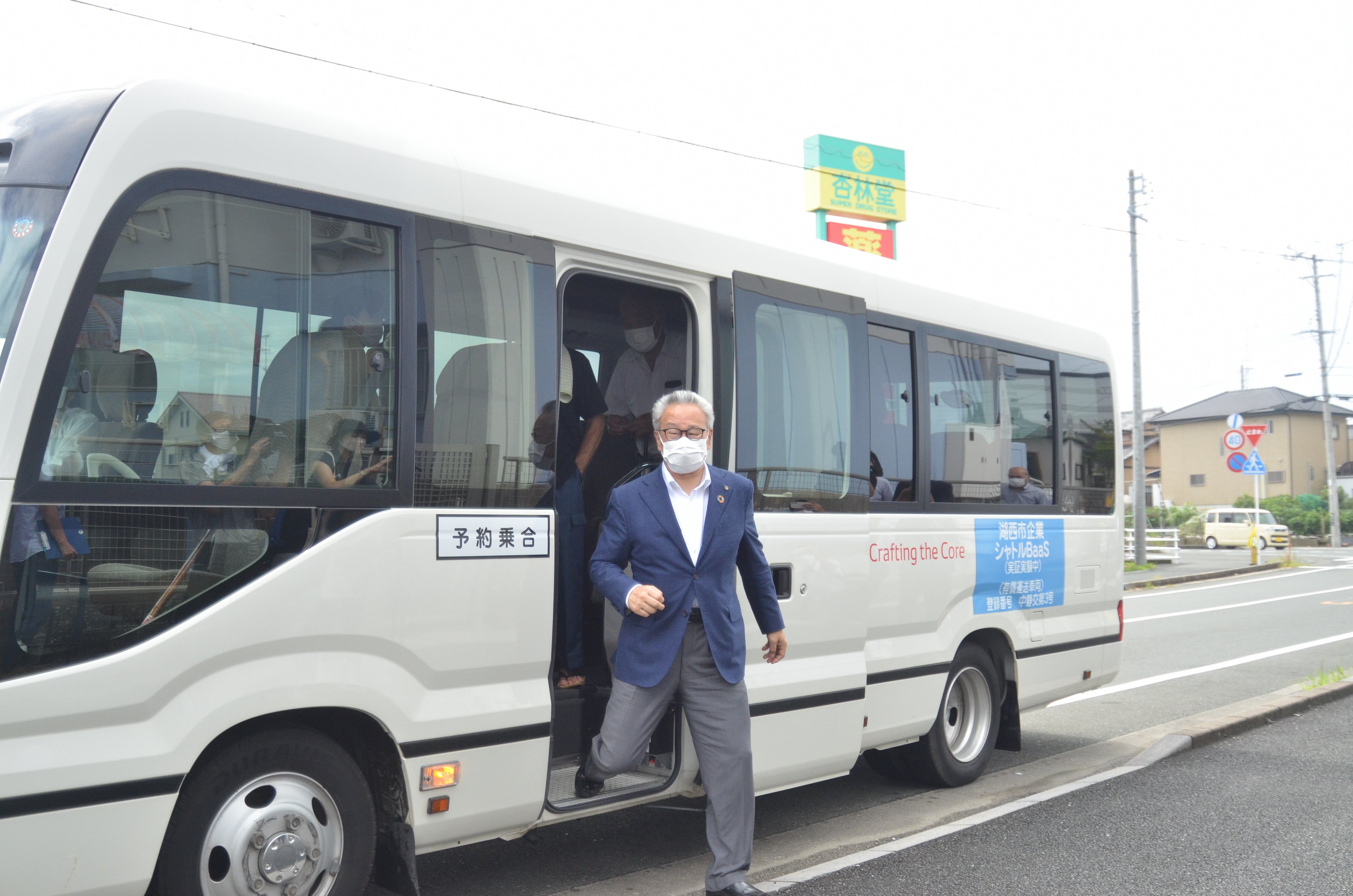 降車する浅井市長