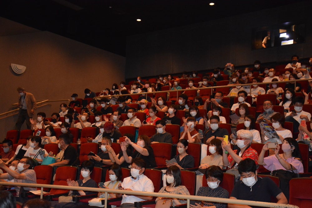 撮影に協力した人々が映画を鑑賞