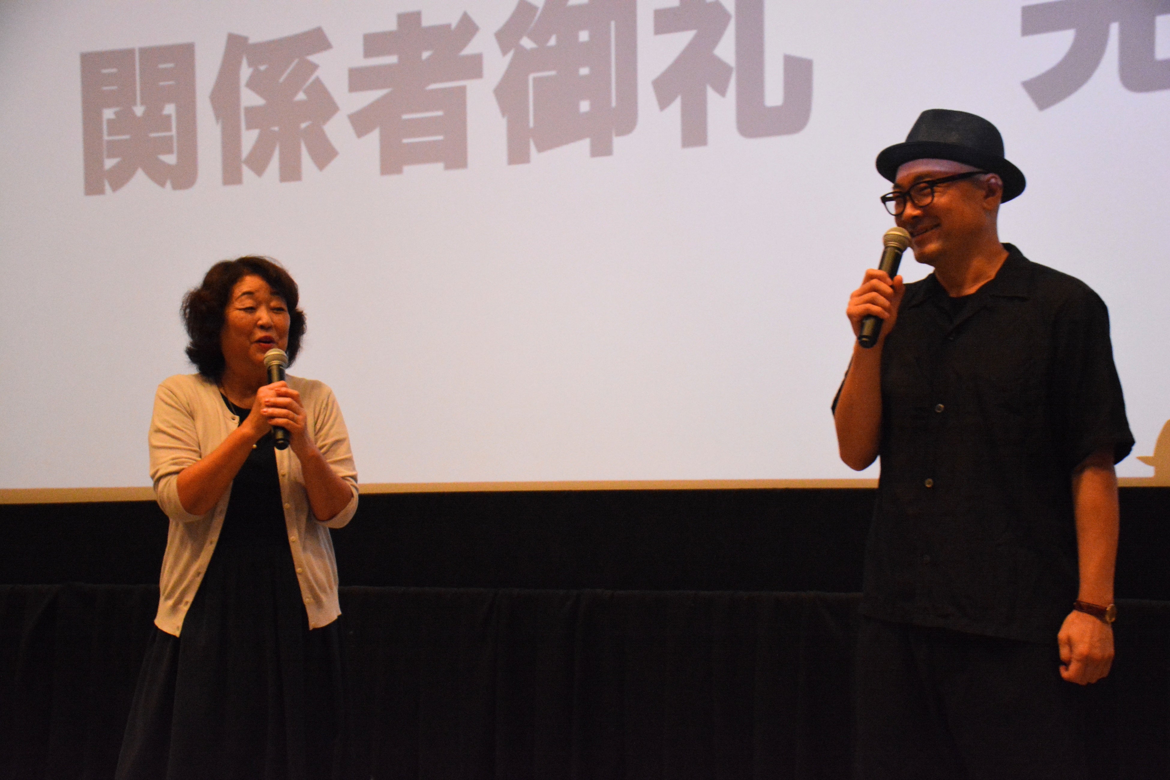 撮影を振り返る内田監督（右）と鈴木さん