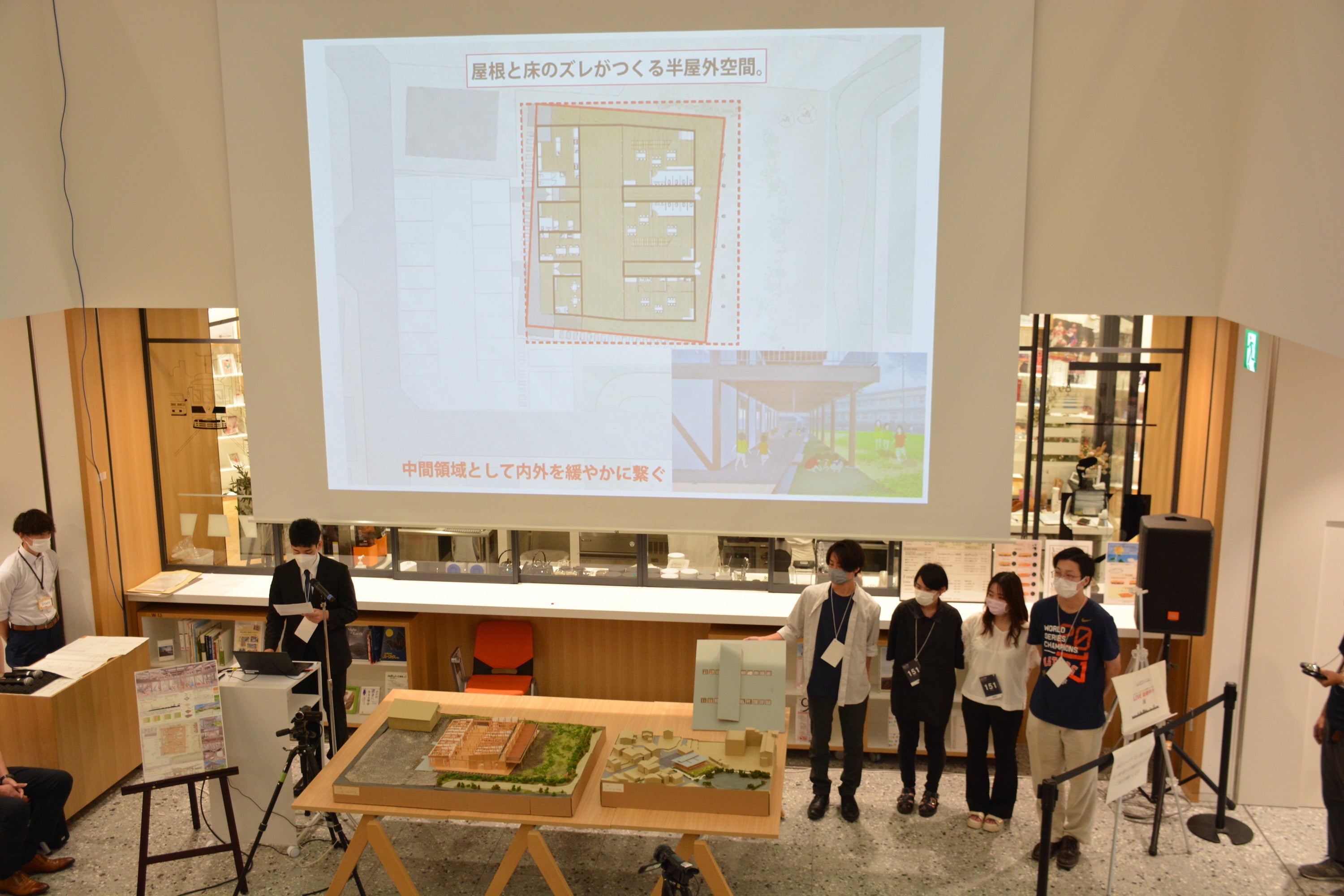 模型やスライドを用いて行われたプレゼン