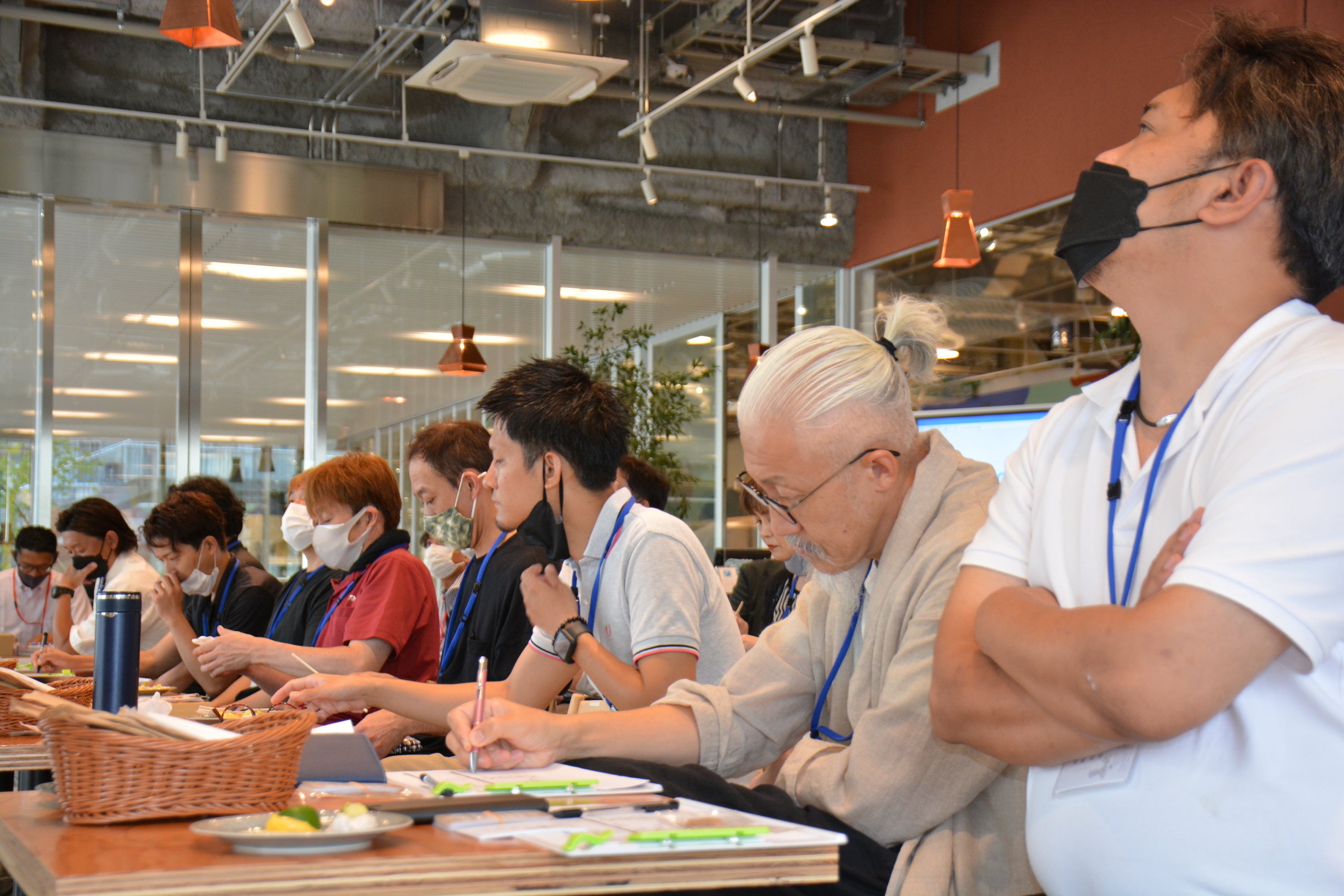 生産者のプレゼンを聞く飲食店関係者