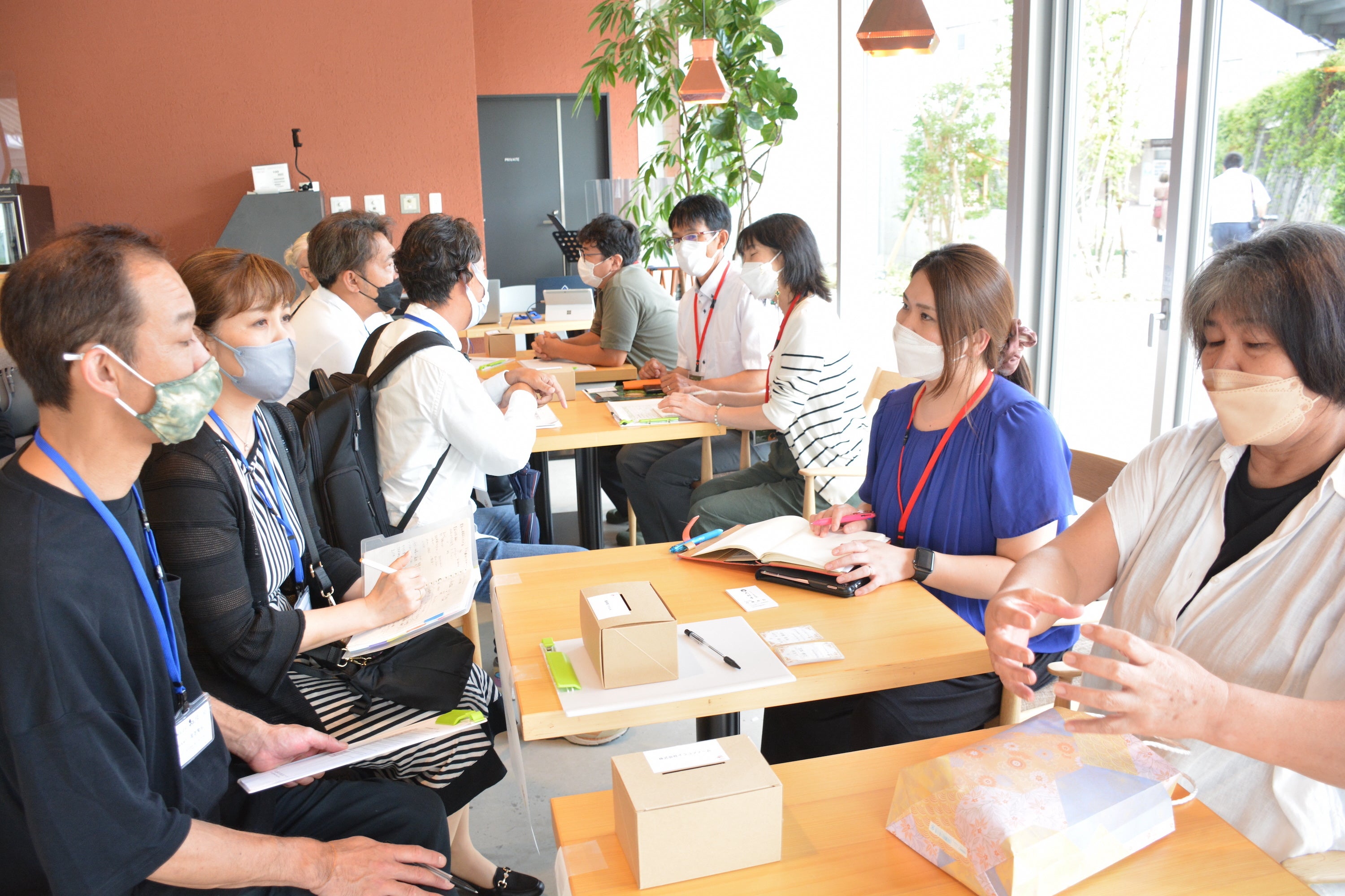 個別商談を行う参加者