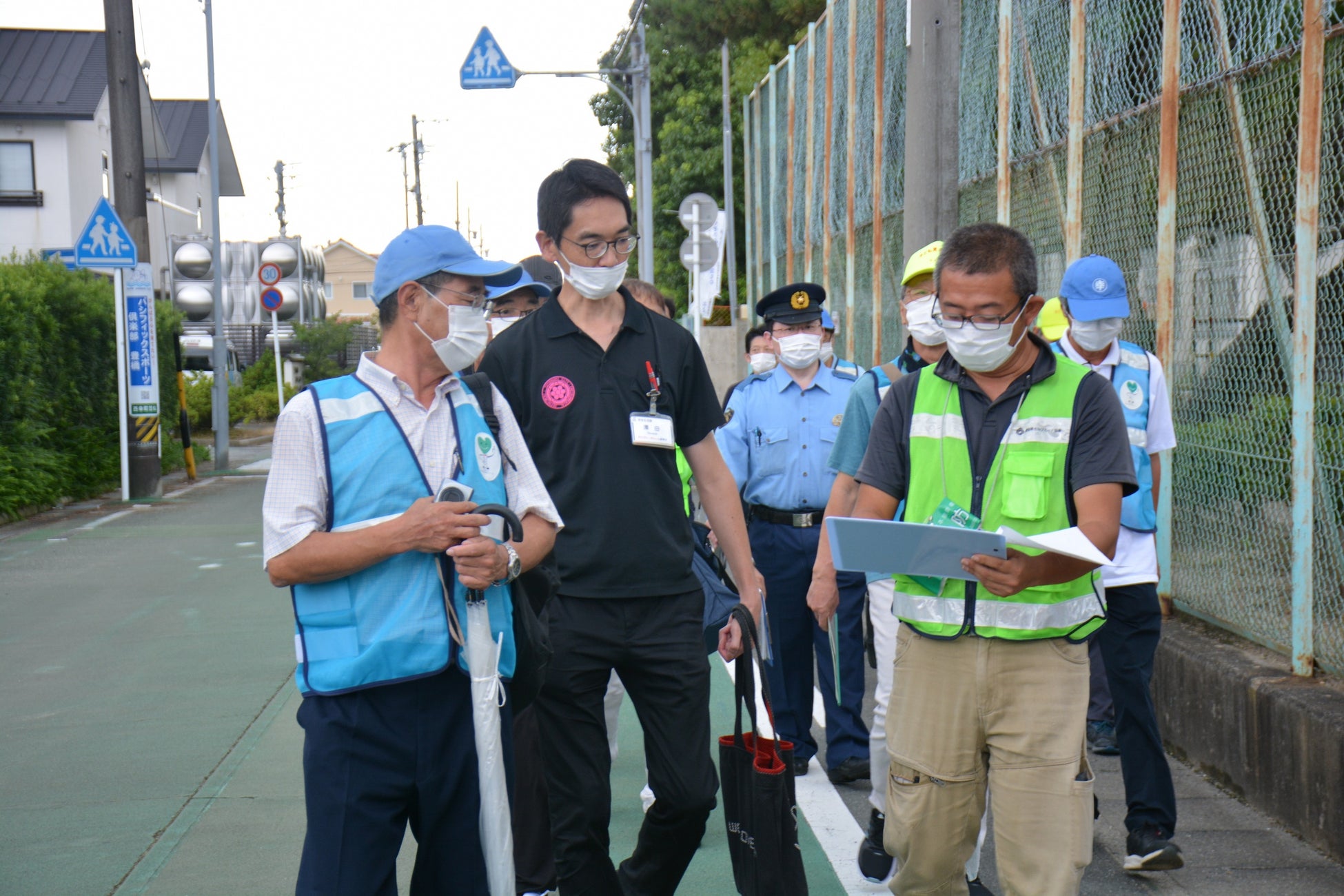 学校周辺を歩きながら犯罪発生危険箇所を確認する参加者