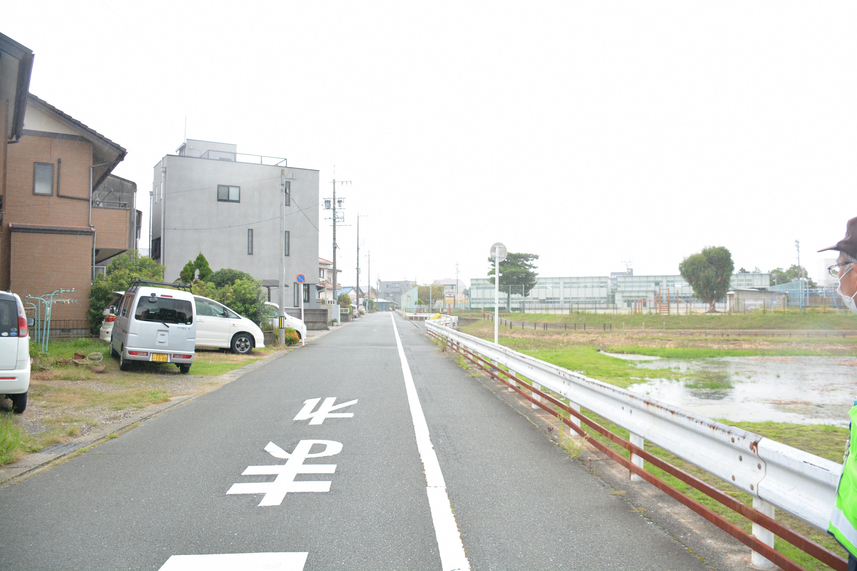 片側が池になっているため人の目が少なくなっている道