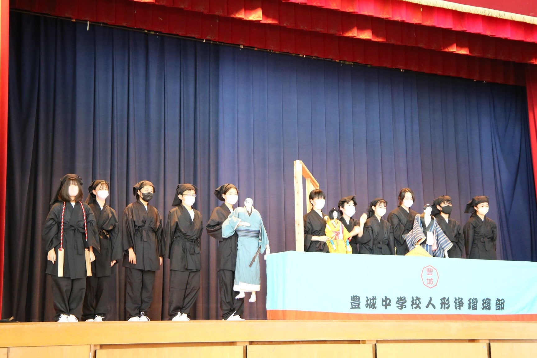 最後に壇上に勢ぞろいする人形浄瑠璃部の皆さん