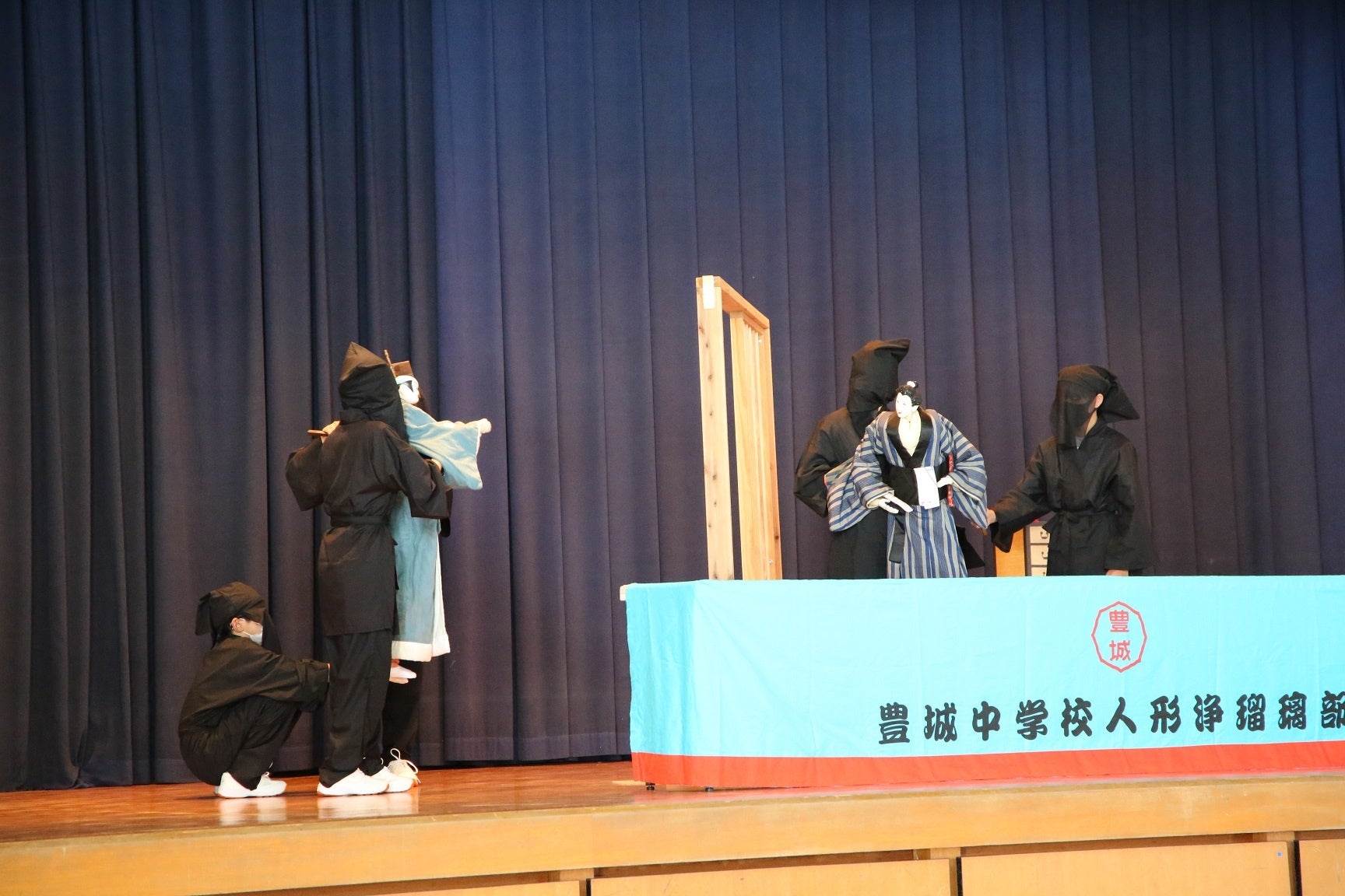 公演の様子。不自然な動きにならないよう、考えながらやっているとのこと。