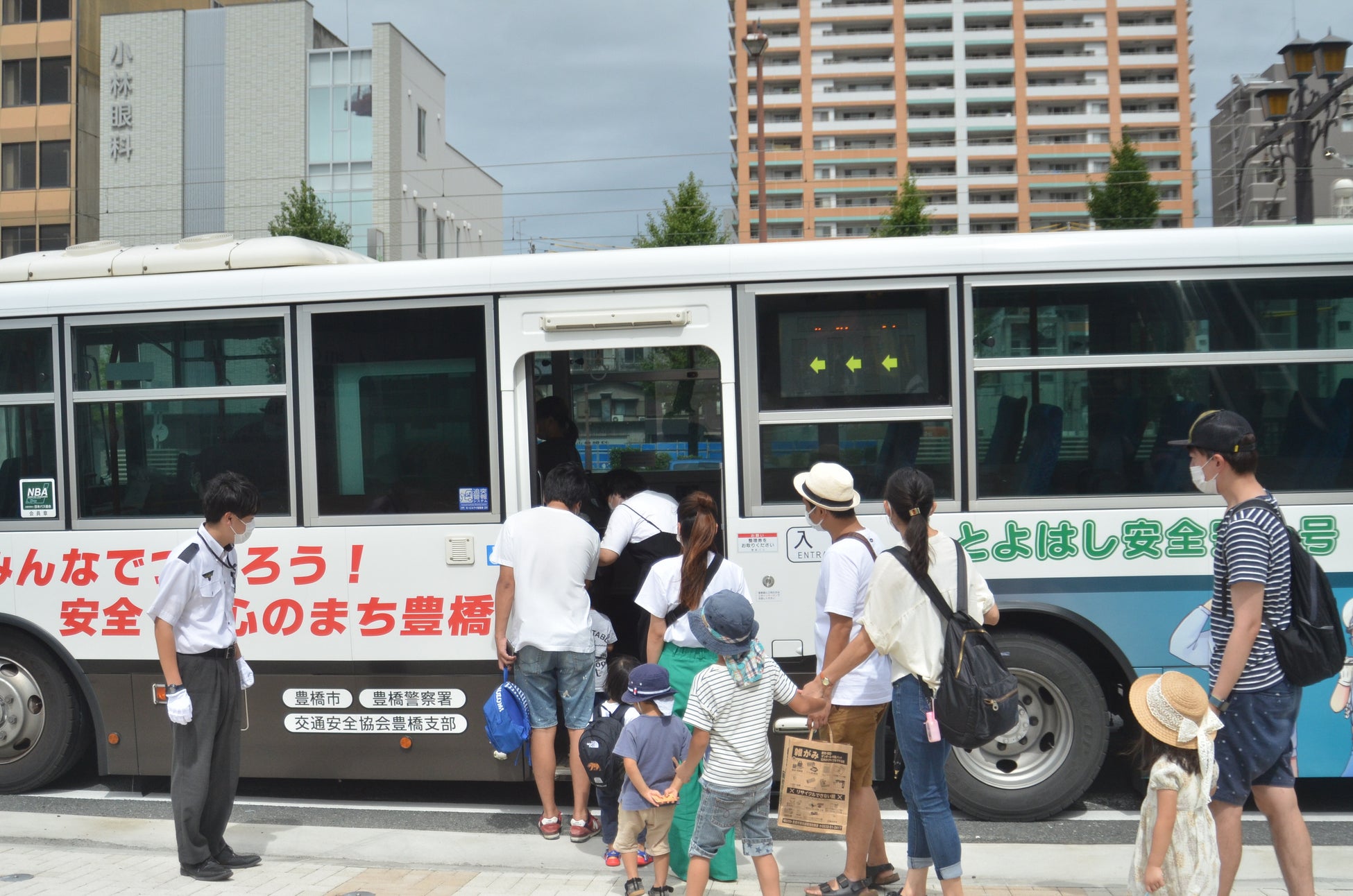 車両に乗り込むバスの乗り方教室の参加者