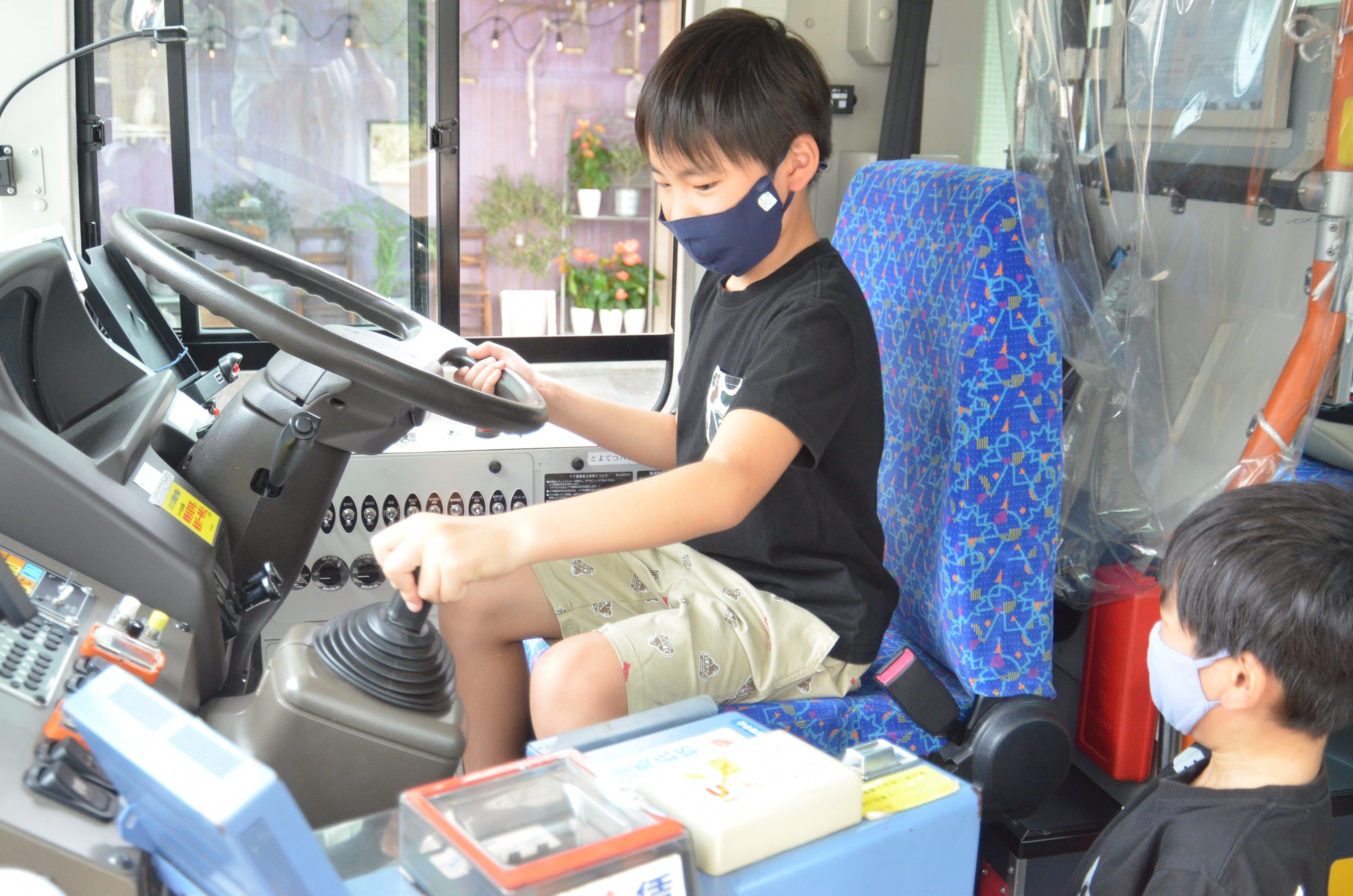 運転士になりきってハンドルを握る男の子