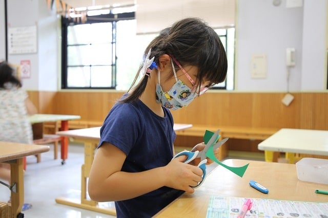 色画用紙を葉っぱの形に切ります。