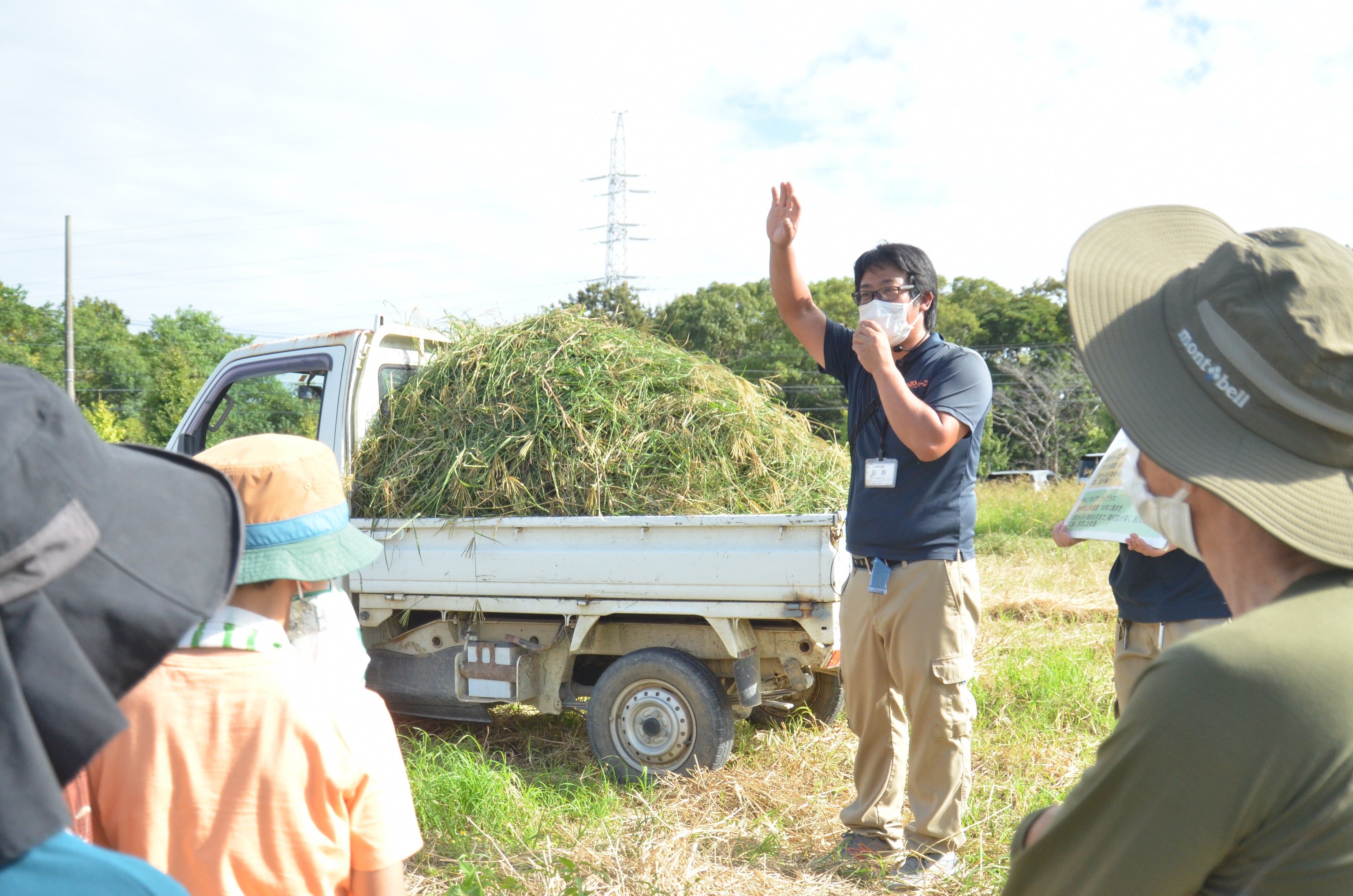 軽トラックに積まれた牧草