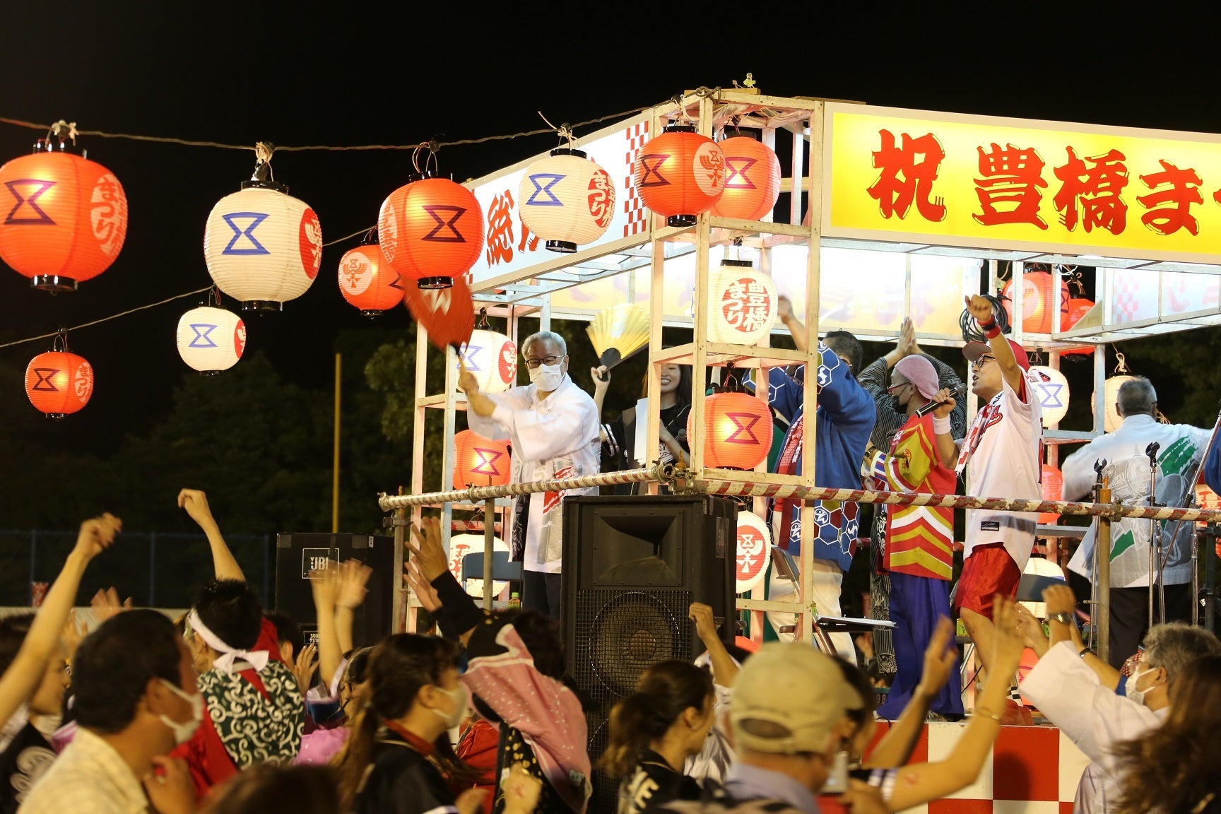 櫓を囲んで踊る参加者