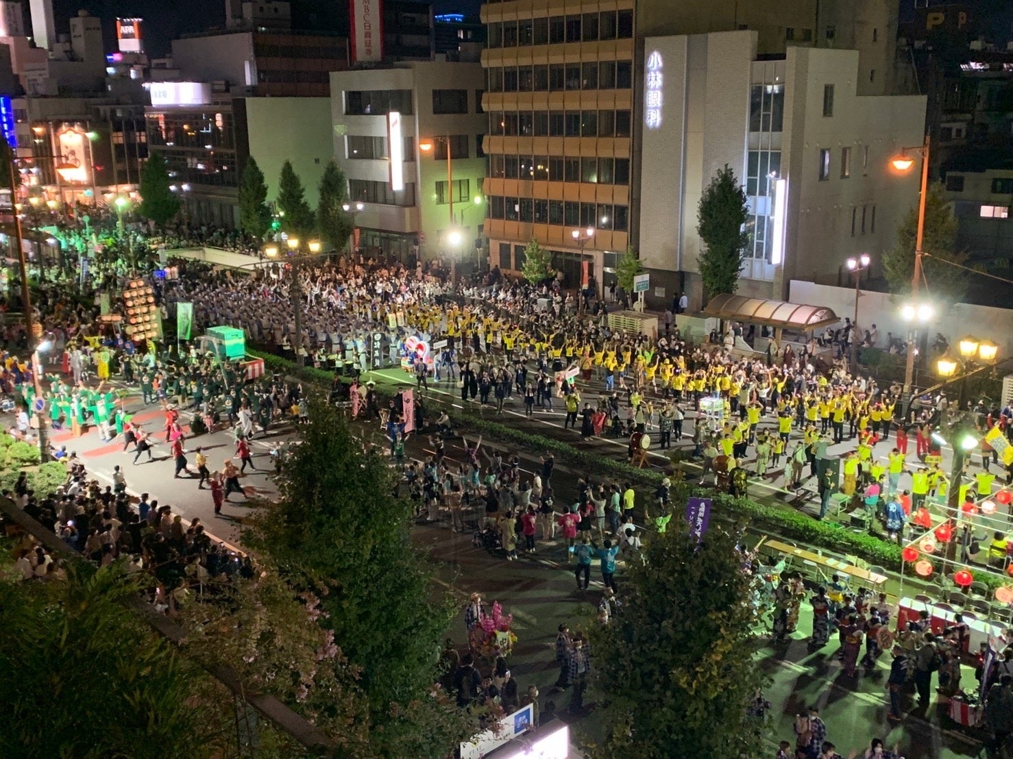 駅前大通を埋め尽くす総おどり