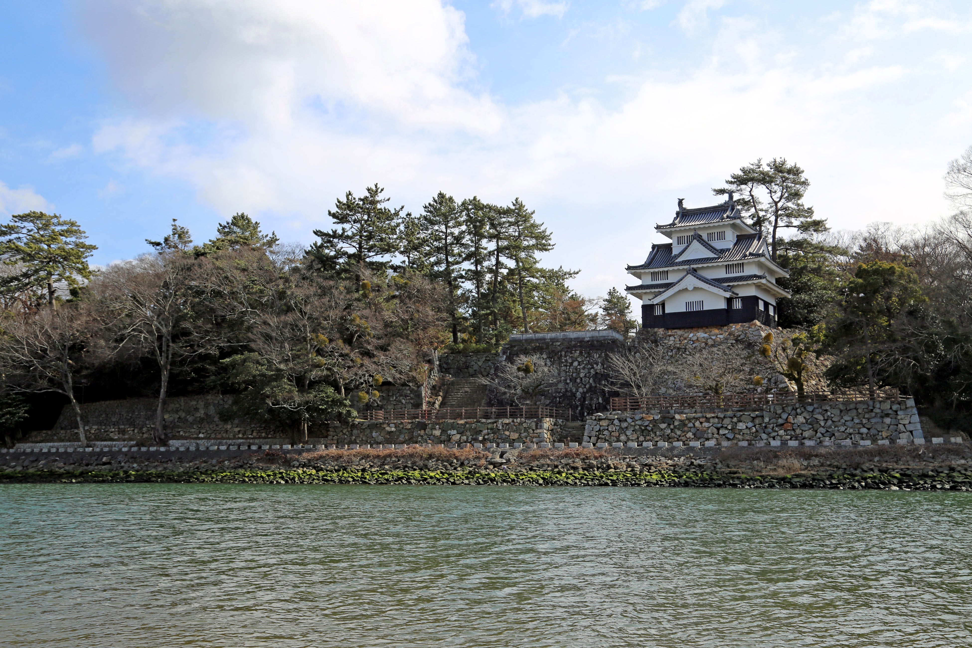 豊川対岸から望む吉田城本丸