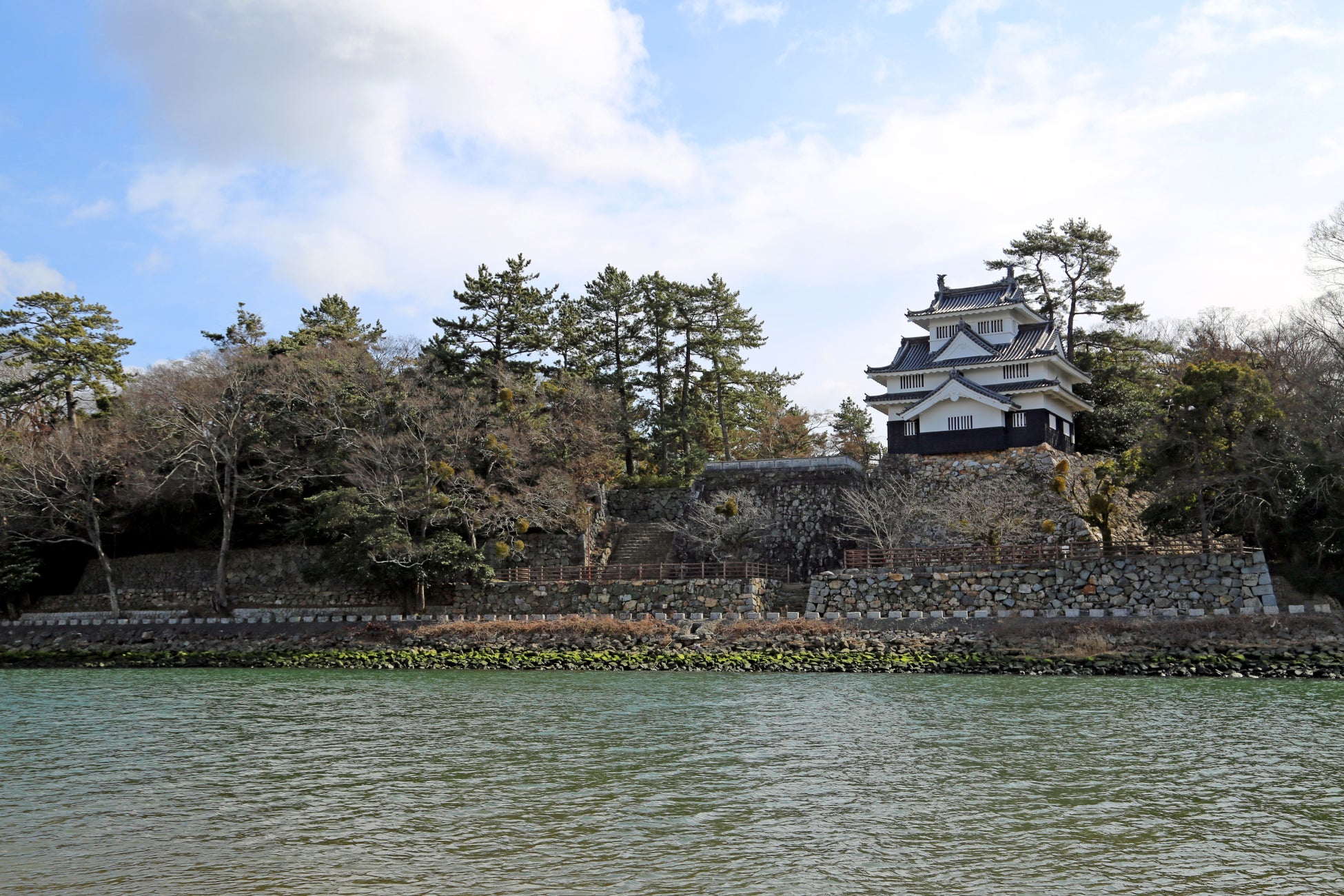 豊川対岸から望む吉田城本丸