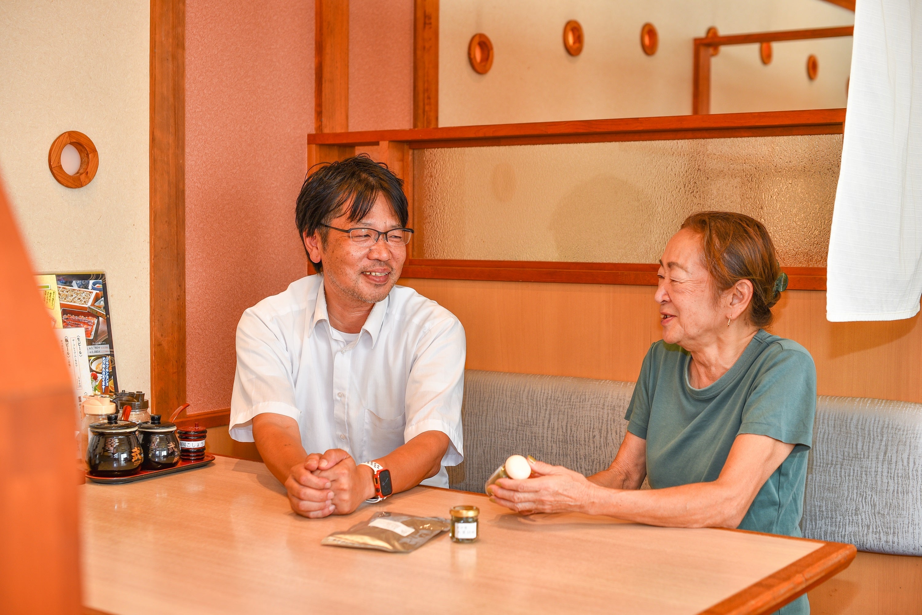武蔵㈱　牛島史博さん　(左）㈲州田園　取彦坂由美さん（右）