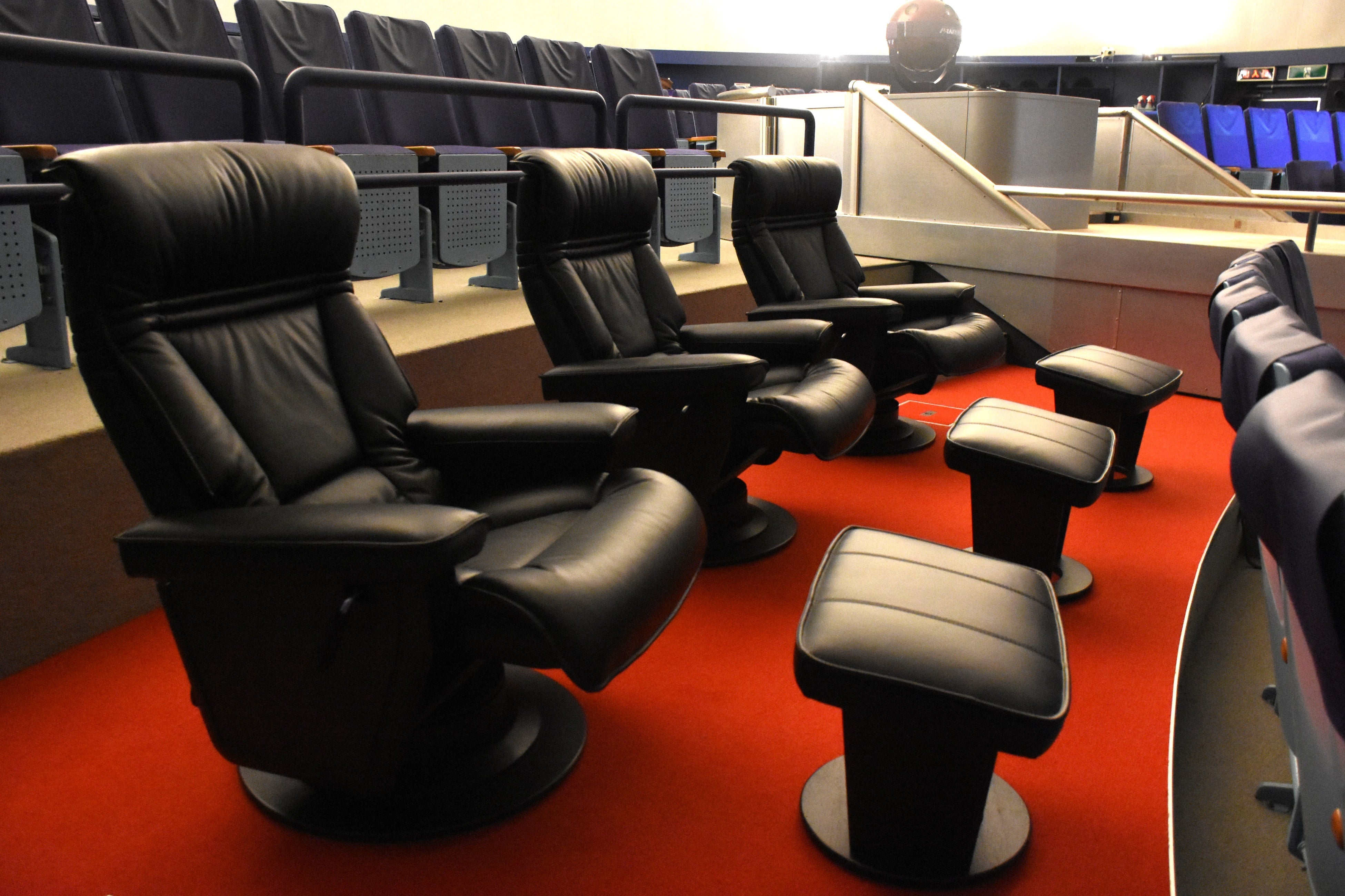 プラネタリウムに導入したプレミアムシート（有料です）