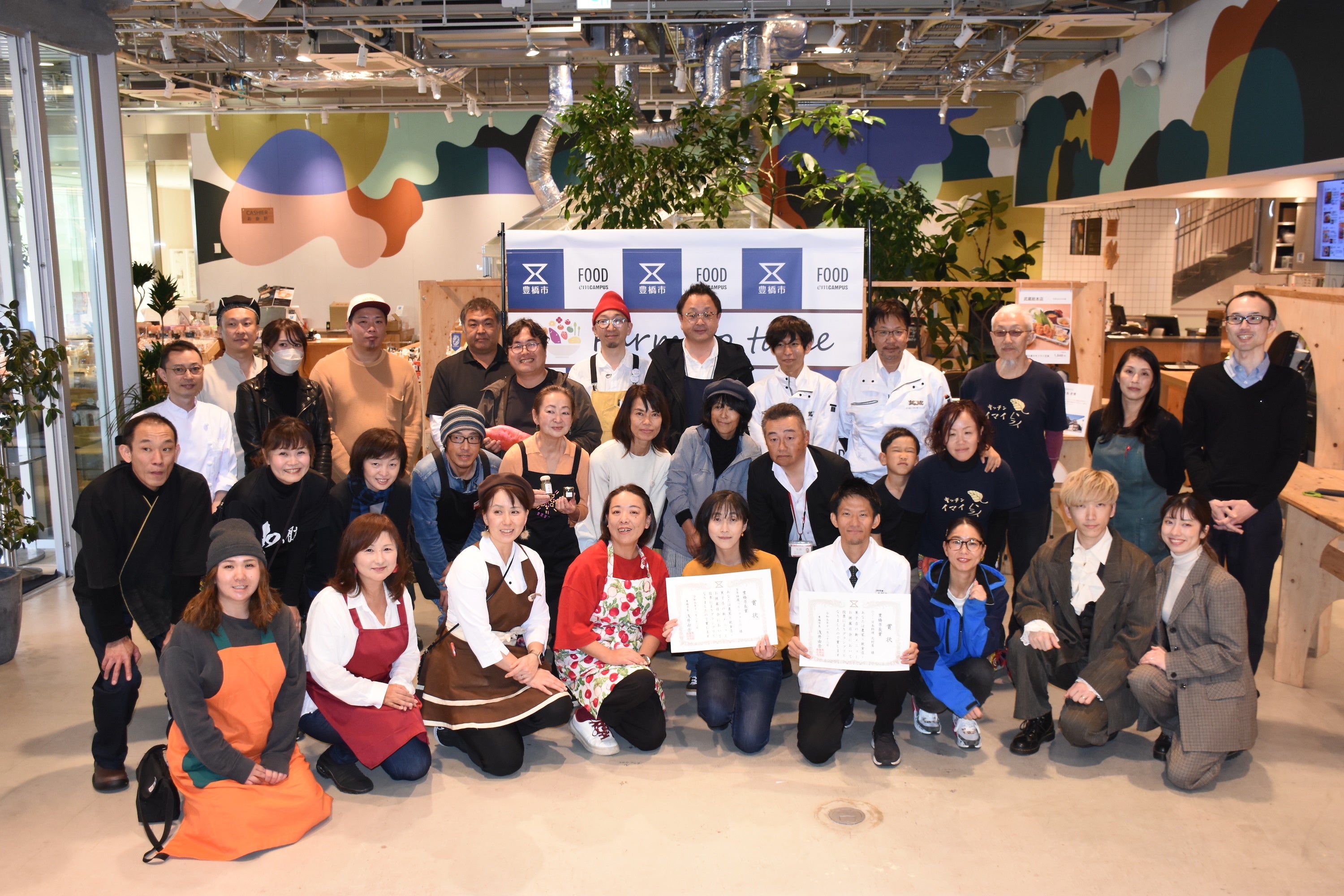 新メニューお披露目会での農家と飲食店・菓子店の集合写真